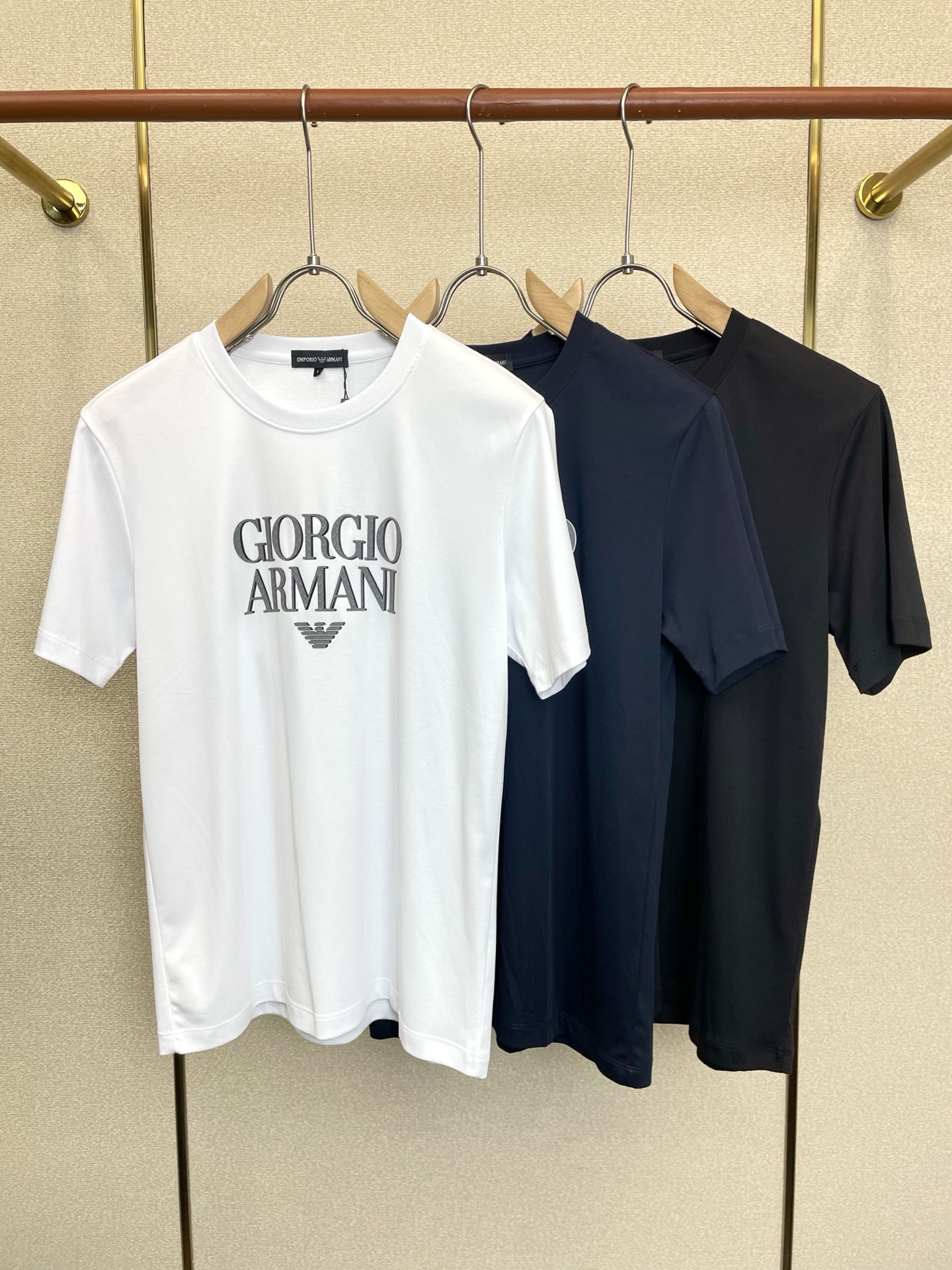 NO:937635,.ARMANI exclusive exclusive supply of new original men's casual short-sleeves, high-end customization, high-end version, fashionable and versatile, popular imported fabrics, super soft and delicate to the touch, skin-friendly and comfortable to wear, high-end boutique, the upper body is exquisitely made by the OEM, a must-have item for men, complete with three standards, size M-4XL,,armani,armani,T-shirt,19860909.ARMANI阿玛尼独家专供新款原单男士休闲短袖 高端定制 高端版本 时尚百搭爆款进口面料 手感超柔软细腻 穿着亲肤舒适 高端精品 代工厂精细做上身非常赞 男士必备单品 三标齐全 码数M-4XL,,armani,armani,T-shirt,,Men's clothing