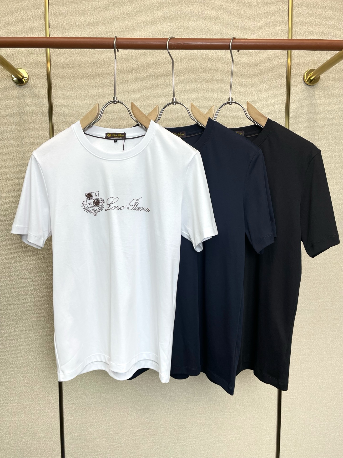 NO:938406,.LP-Loro Piana is a must-have new model. Original men's casual short-sleeved. High-end customization. High-end version. Fashionable and versatile imported fabrics. Super soft and delicate feel. Skin-friendly and comfortable to wear. High-end boutique. The upper body is finely made by the factory. It is a must-have item for men. Three standards are complete. Size M-4XL,, loro piana, loro piana, T-shirt,19860909.LP-Loro Piana诺悠翩雅砸锅卖铁都要上的新款新款原单男士休闲短袖 高端定制 高端版本 时尚百搭爆款进口面料 手感超柔软细腻 穿着亲肤舒适 高端精品 代工厂精细做上身非常赞 男士必备单品 三标齐全 码数M-4XL,,loro piana,loro piana,T-shirt,,Men's clothing