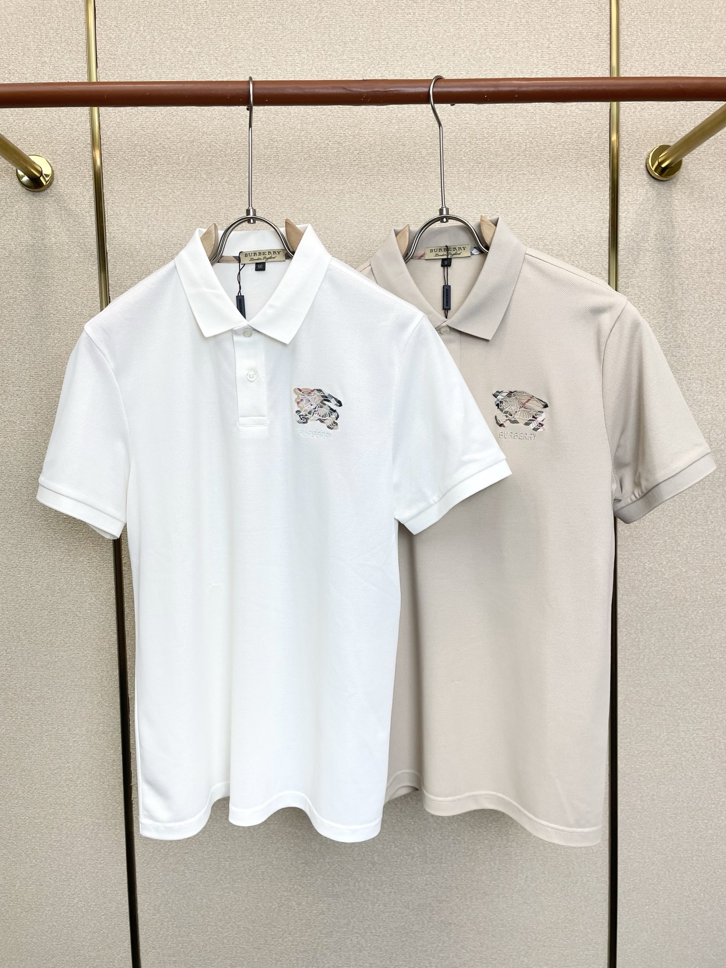 NO:938405,.Burberry’s new and popular original men’s casual short-sleeve, high-end customization, high-end version, fashionable and versatile imported fabrics, super soft and delicate to the touch, skin-friendly and comfortable to wear, high-end boutique, exquisite upper body made by the factory, very good, a must-have item for men, complete with three standards, size M-4XL,, burberry, burberry, T-shirt,19860909.Burberry巴宝莉砸锅卖铁都要上的新款新款原单男士休闲短袖 高端定制 高端版本 时尚百搭爆款进口面料 手感超柔软细腻 穿着亲肤舒适 高端精品 代工厂精细做上身非常赞 男士必备单品 三标齐全 码数M-4XL,,burberry,burberry,T-shirt,,Men's clothing