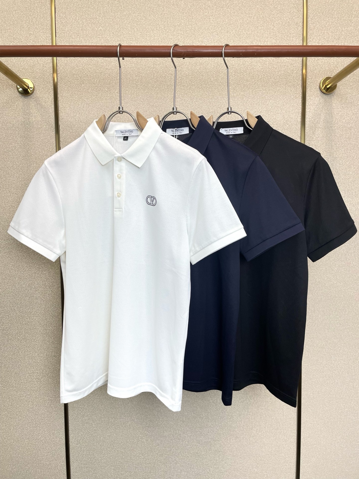 NO:937637,.VALENTINO is exclusively for men's new casual short-sleeves, high-end customization, high-end version, fashionable and versatile imported fabrics, super soft and delicate to the touch, skin-friendly and comfortable to wear, high-end boutique, the upper body is exquisitely made by the factory, a must-have item for men, complete with three standards, size M-4XL,, valentino, valentino, T-shirt,19860909.VALENTINO华伦天奴独家专供新款原单男士休闲短袖 高端定制 高端版本 时尚百搭爆款进口面料 手感超柔软细腻 穿着亲肤舒适 高端精品 代工厂精细做上身非常赞 男士必备单品 三标齐全 码数M-4XL,,valentino,valentino,T-shirt,,Men's clothing