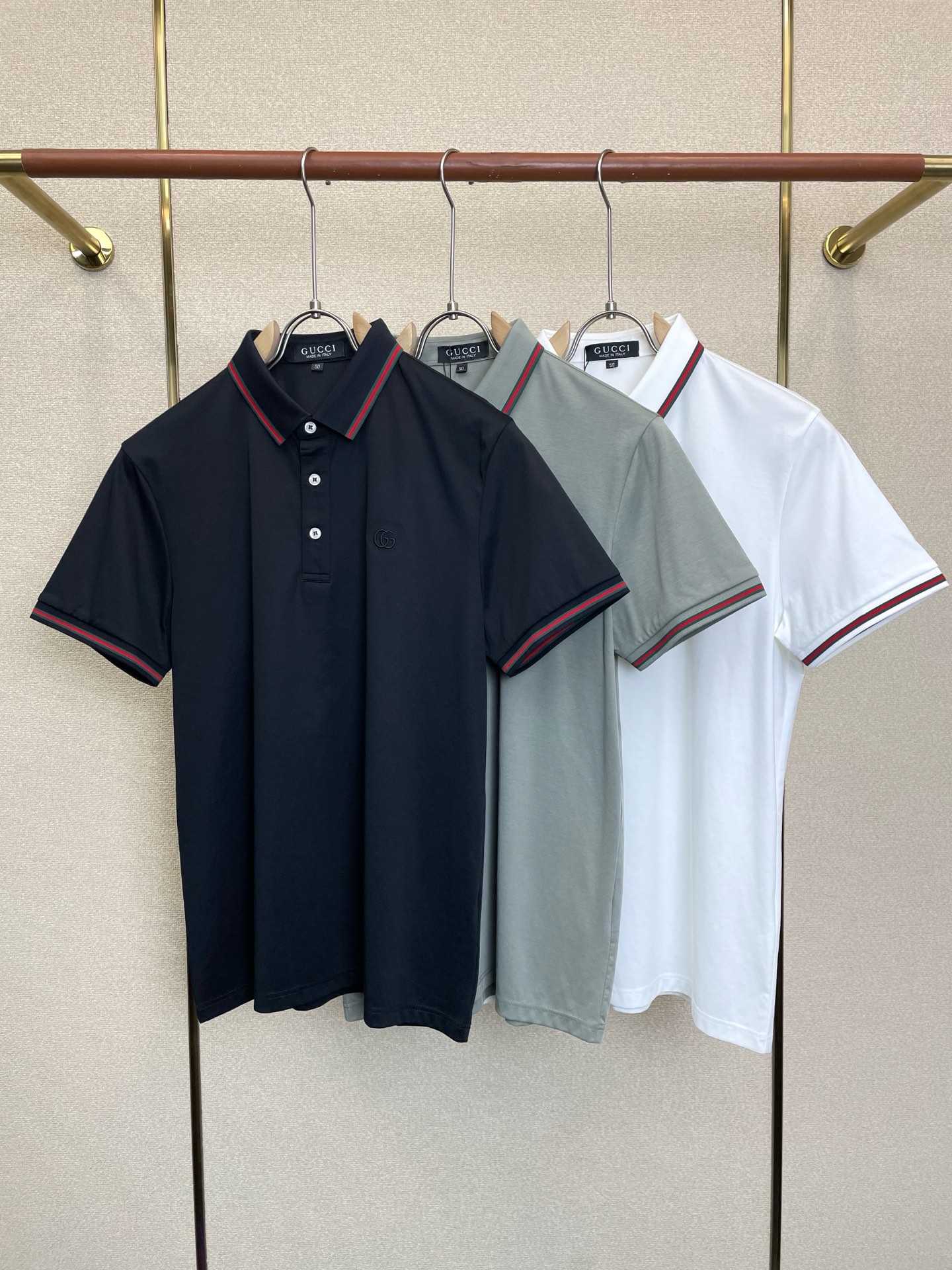 NO:938394,.Gucci Gucci's new and popular new original men's casual short sleeves, high-end customization, high-end version, fashionable and versatile imported fabrics, super soft and delicate to the touch, skin-friendly and comfortable to wear, high-end boutique, the upper body is exquisitely made by the OEM, a must-have item for men, complete with three standards, size M-4XL,, gucci, gucci, T-shirt,19860909.Gucci古驰砸锅卖铁都要上的新款新款原单男士休闲短袖 高端定制 高端版本 时尚百搭爆款进口面料 手感超柔软细腻 穿着亲肤舒适 高端精品 代工厂精细做上身非常赞 男士必备单品 三标齐全 码数M-4XL,,gucci,gucci,T-shirt,,Men's clothing