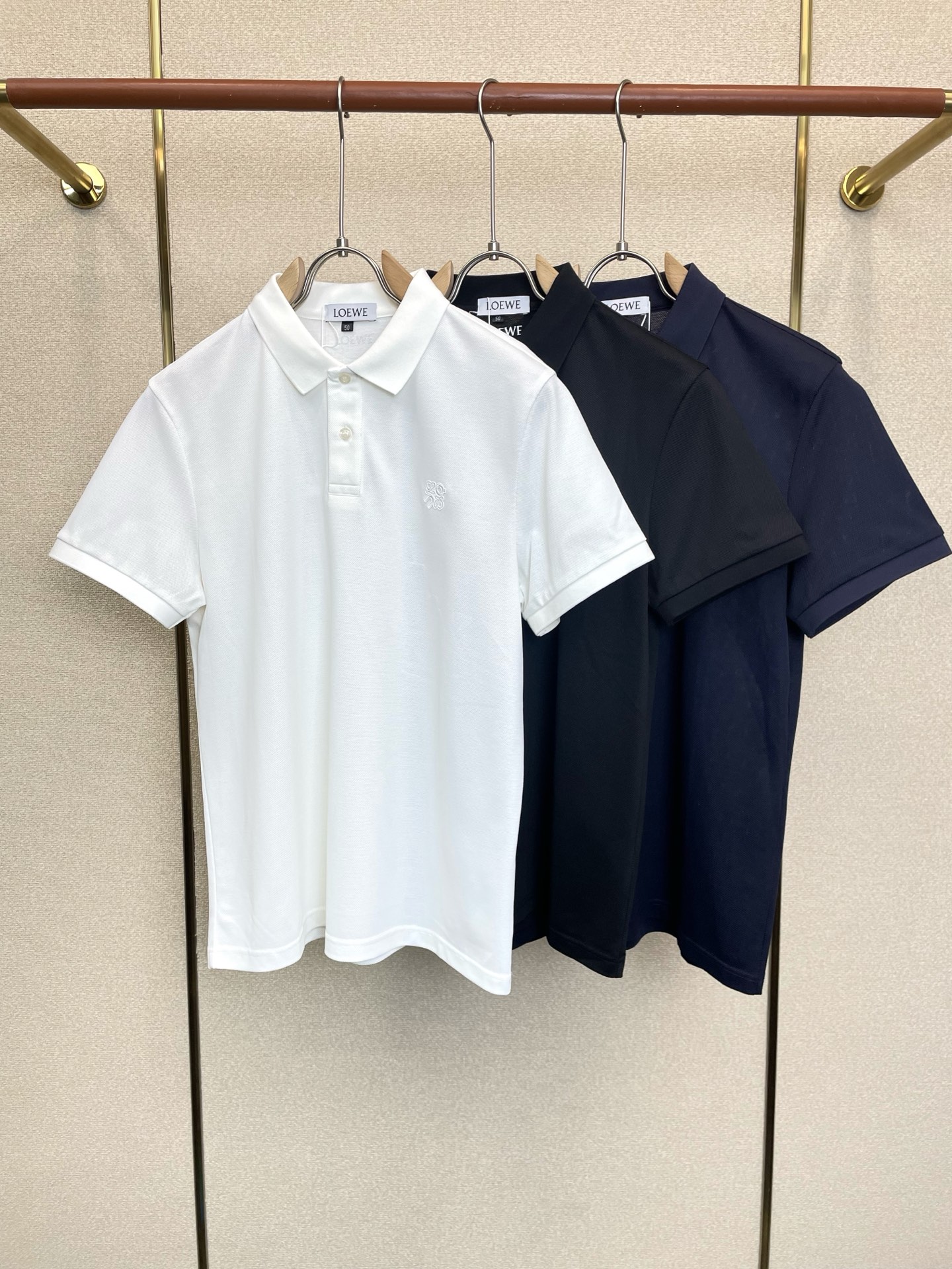 NO:937611,.LOEWE exclusively supplies new original men's casual short-sleeves, high-end customization, high-end version, fashionable and versatile imported fabrics, super soft and delicate to the touch, skin-friendly and comfortable to wear, high-end boutique, the upper body is exquisitely made by the OEM, a must-have item for men, complete with three standards, size M-4XL,,loewe,loewe,T-shirt,19860909.LOEWE罗意威独家专供新款原单男士休闲短袖 高端定制 高端版本 时尚百搭爆款进口面料 手感超柔软细腻 穿着亲肤舒适 高端精品 代工厂精细做上身非常赞 男士必备单品 三标齐全 码数M-4XL,,loewe,loewe,T-shirt,,Men's clothing