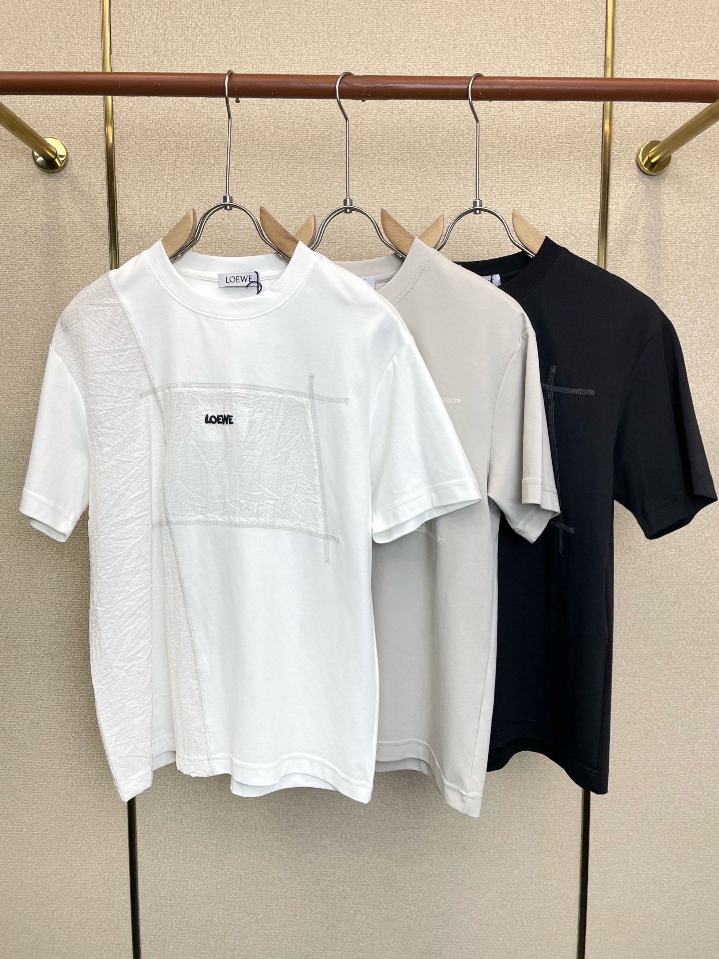 NO:938383,.LOEWE is a must-have new model of original men's casual short-sleeves. High-end customization. High-end version. Fashionable and versatile imported fabrics. Super soft and delicate feel. Skin-friendly and comfortable to wear. High-end boutique. The upper body is finely made by the factory. It is a must-have item for men. Three standards are complete. Size M-3XL,,loewe,loewe,T-shirt,19860909.LOEWE罗意威砸锅卖铁都要上的新款新款原单男士休闲短袖 高端定制 高端版本 时尚百搭爆款进口面料 手感超柔软细腻 穿着亲肤舒适 高端精品 代工厂精细做上身非常赞 男士必备单品 三标齐全 码数M-3XL,,loewe,loewe,T-shirt,,Men's clothing