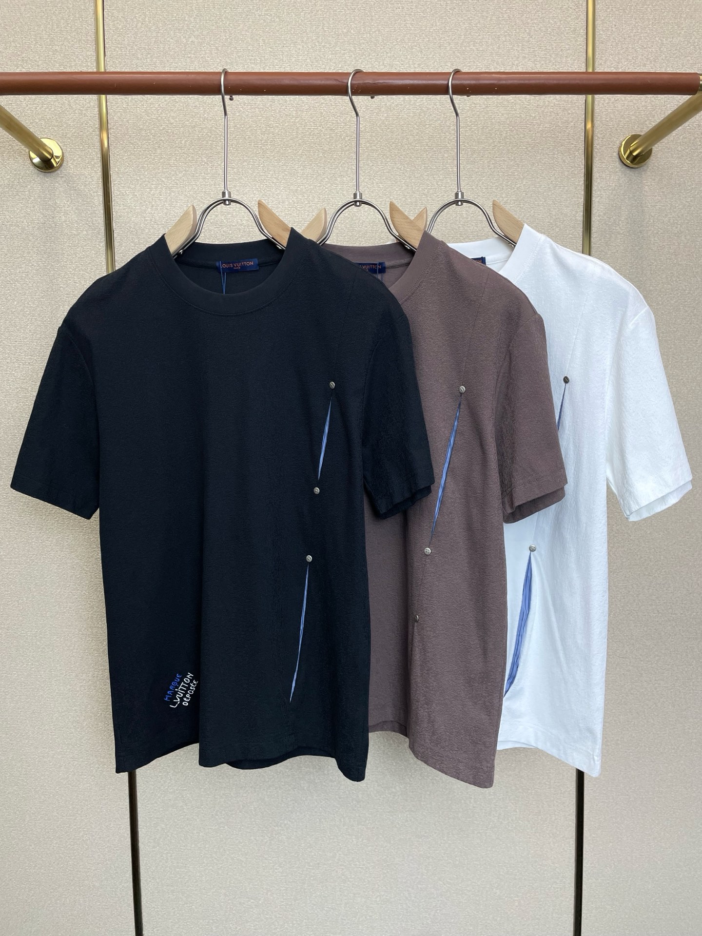 NO:938403,.Louis Vuitton’s new and popular men’s casual short-sleeve originals. High-end customization. High-end version. Fashionable and versatile imported fabrics. Super soft and delicate feel. Skin-friendly and comfortable to wear. High-end boutique. The upper body is exquisitely made by the factory. Men’s must-have items. Three standards are complete. Size M-3XL, Louis Vuitton, Louis Vuitton, T-shirt,19860909.Louis Vuitton路易威登砸锅卖铁都要上的新款新款原单男士休闲短袖 高端定制 高端版本 时尚百搭爆款进口面料 手感超柔软细腻 穿着亲肤舒适 高端精品 代工厂精细做上身非常赞 男士必备单品 三标齐全 码数M-3XL,,louis vuitton,louis vuitton,T-shirt,,Men's clothing