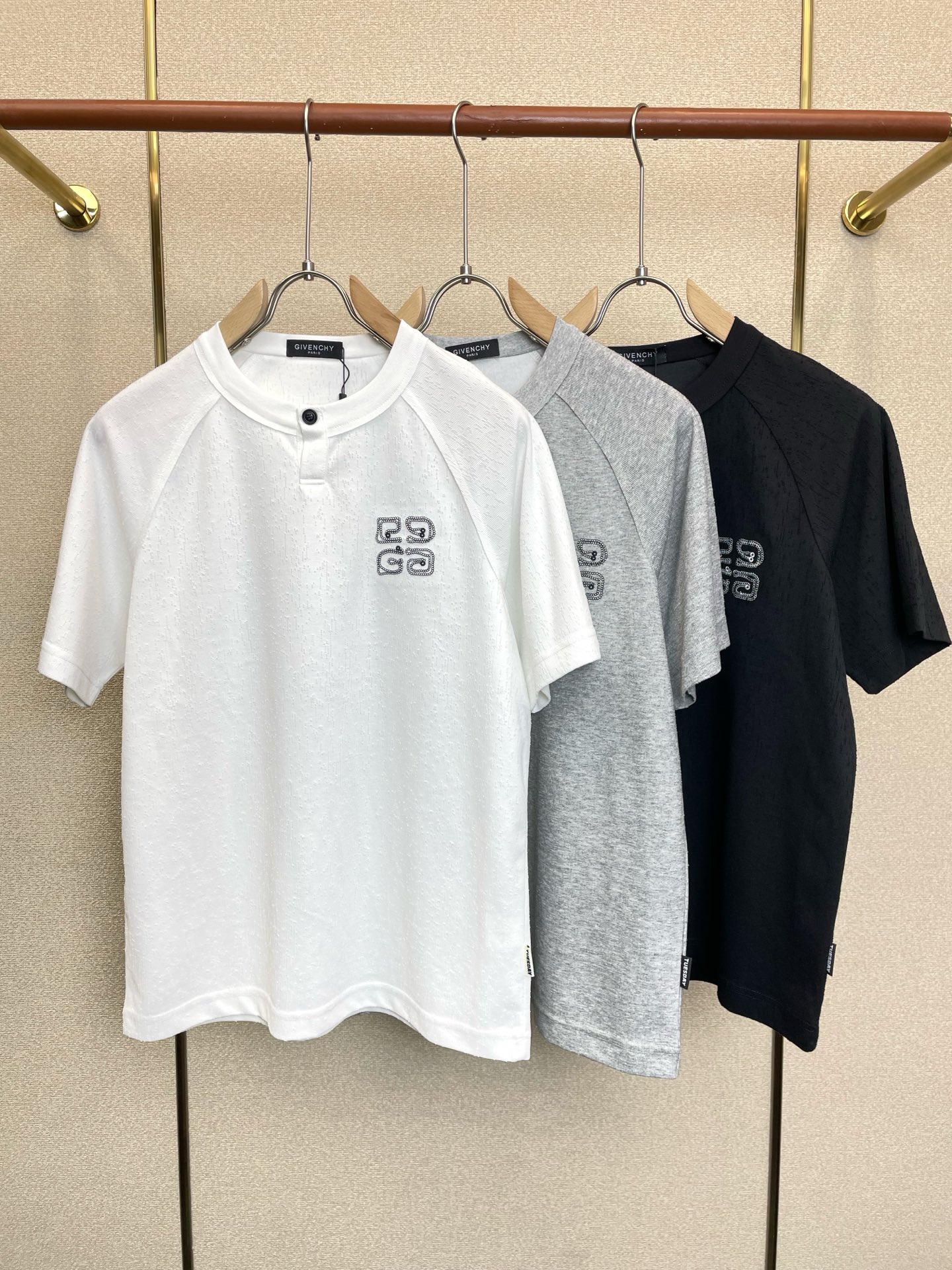 NO:938389,.Givenchy's new and popular men's casual short-sleeved original singles. High-end customization. High-end version. Fashionable and versatile imported fabrics. Super soft and delicate feel. Skin-friendly and comfortable to wear. High-end boutique. The upper body is exquisitely made by the factory. Men's must-have items. Three standards are complete. Size M-3XL,,givenchy,givenchy,T-shirt,19860909.Givenchy纪梵希砸锅卖铁都要上的新款新款原单男士休闲短袖 高端定制 高端版本 时尚百搭爆款进口面料 手感超柔软细腻 穿着亲肤舒适 高端精品 代工厂精细做上身非常赞 男士必备单品 三标齐全 码数M-3XL,,givenchy,givenchy,T-shirt,,Men's clothing