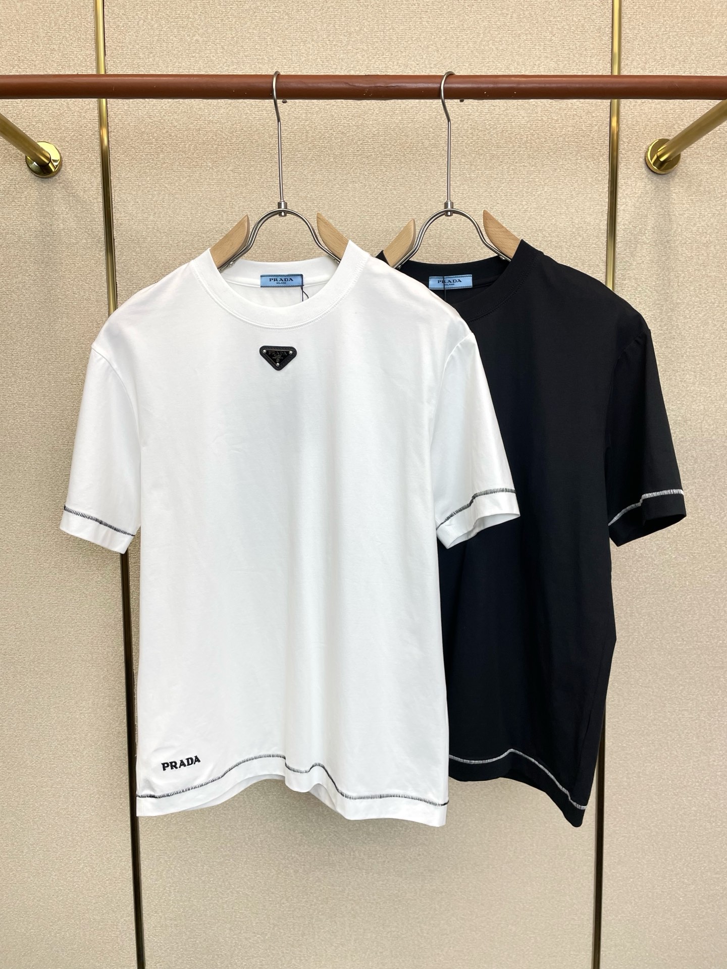 NO:938391,.Prada’s new and popular men’s casual short-sleeved original model, high-end customization, high-end version, fashionable and versatile, popular imported fabrics, super soft and delicate to the touch, skin-friendly and comfortable to wear, high-end boutique, exquisite upper body made by the factory, very good, a must-have item for men, complete with three standards, size M-3XL,, prada, prada, T-shirt,19860909.Prada普拉达砸锅卖铁都要上的新款新款原单男士休闲短袖 高端定制 高端版本 时尚百搭爆款进口面料 手感超柔软细腻 穿着亲肤舒适 高端精品 代工厂精细做上身非常赞 男士必备单品 三标齐全 码数M-3XL,,prada,prada,T-shirt,,Men's clothing