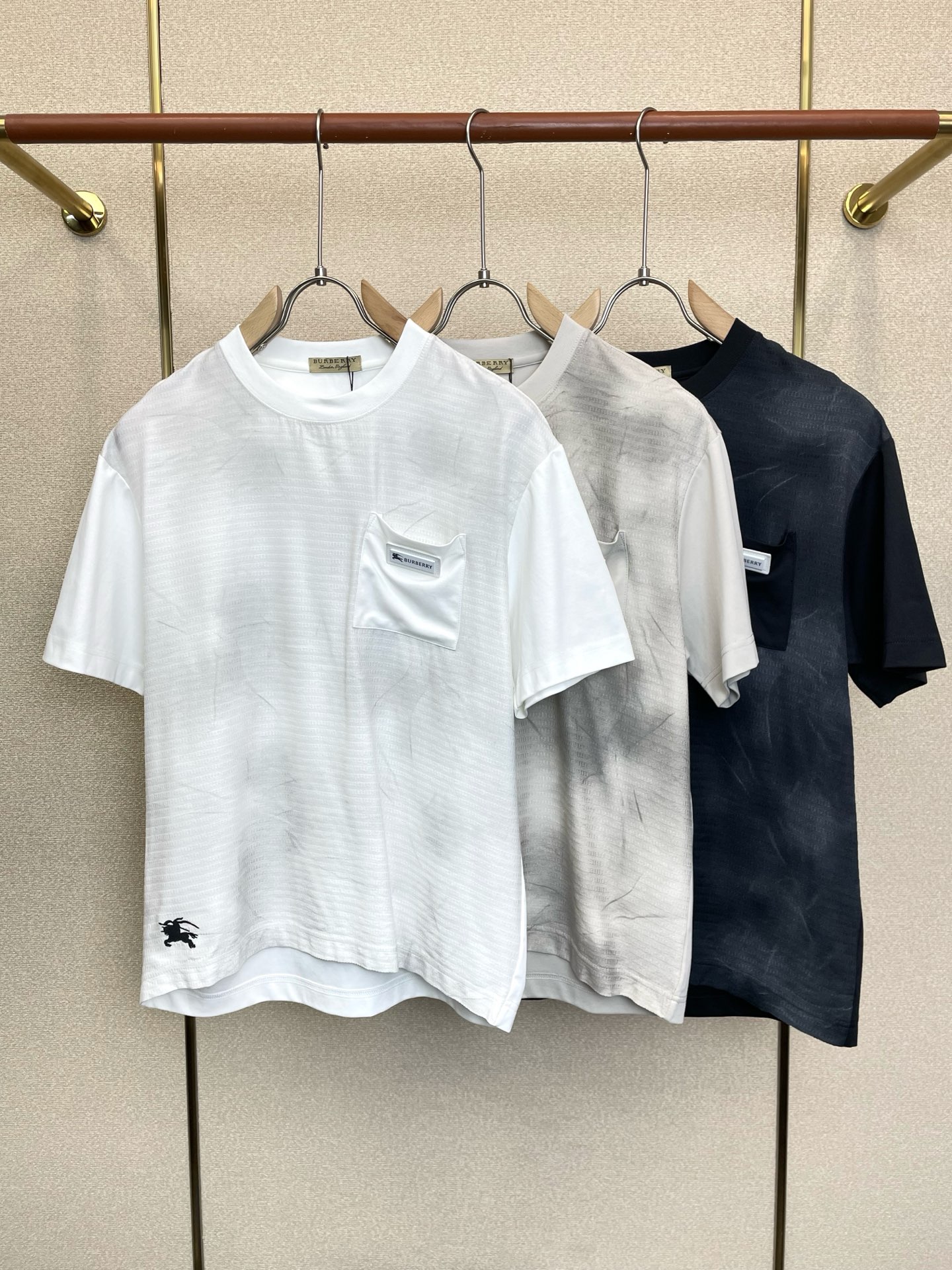 NO:938385,.Burberry's new and popular original men's casual short-sleeves, high-end customization, high-end version, fashionable and versatile imported fabrics, super soft and delicate to the touch, skin-friendly and comfortable to wear, high-end boutique, the upper body is exquisitely made by the factory, a must-have item for men, complete with three standards, size M-3XL,, burberry, burberry, T-shirt,19860909.Burberry巴宝莉砸锅卖铁都要上的新款新款原单男士休闲短袖 高端定制 高端版本 时尚百搭爆款进口面料 手感超柔软细腻 穿着亲肤舒适 高端精品 代工厂精细做上身非常赞 男士必备单品 三标齐全 码数M-3XL,,burberry,burberry,T-shirt,,Men's clothing