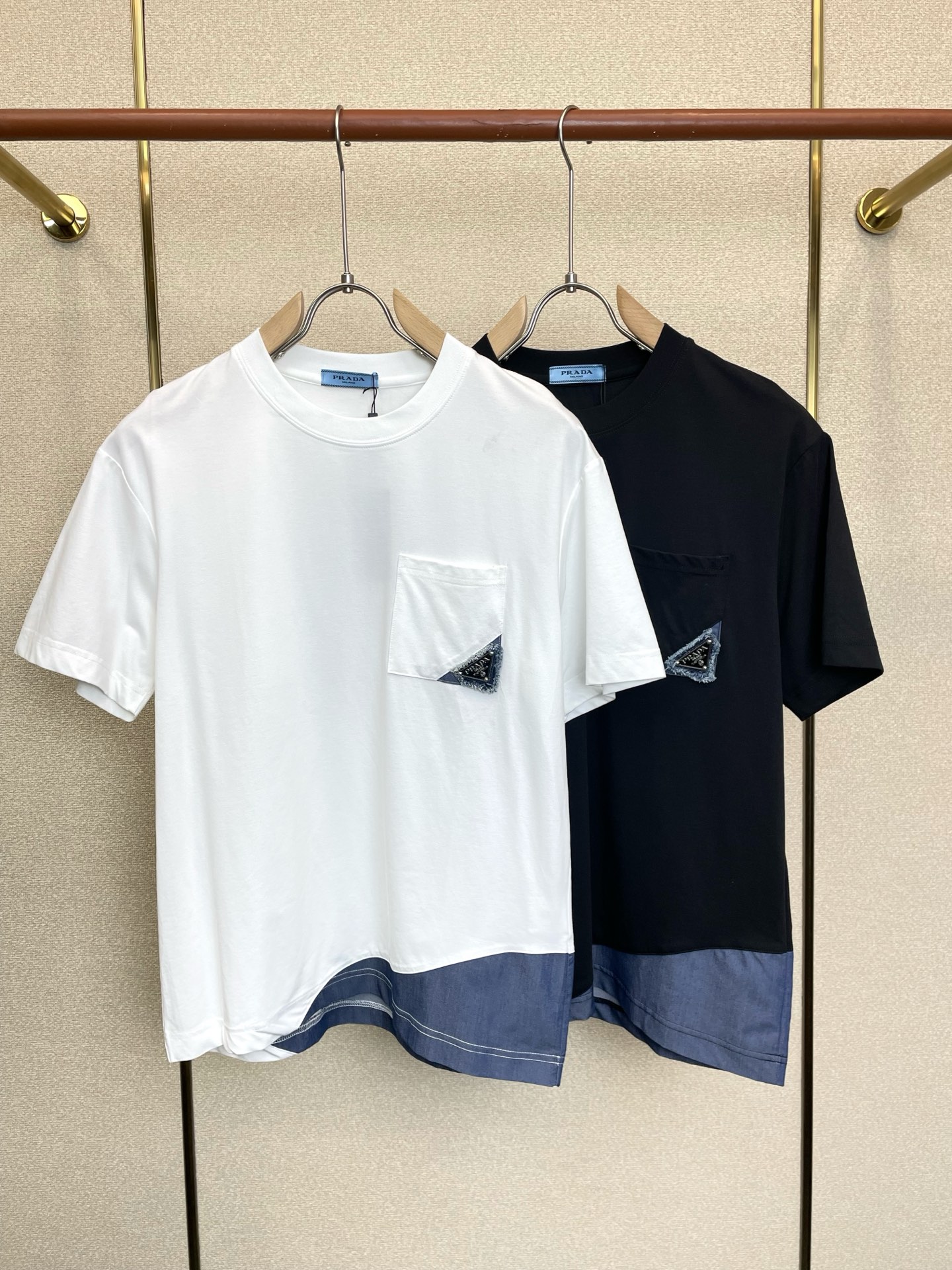 NO:937629,.Prada exclusively supplies new original men's casual short-sleeves. High-end customization. High-end version. Fashionable and versatile imported fabrics. Super soft and delicate feel. Skin-friendly and comfortable to wear. High-end boutique. The upper body is exquisitely made by the factory. A must-have item for men. Complete with three standards. Size M-3XL, prada, prada, T-shirt,19860909.Prada普拉达独家专供新款原单男士休闲短袖 高端定制 高端版本 时尚百搭爆款进口面料 手感超柔软细腻 穿着亲肤舒适 高端精品 代工厂精细做上身非常赞 男士必备单品 三标齐全 码数M-3XL,,prada,prada,T-shirt,,Men's clothing