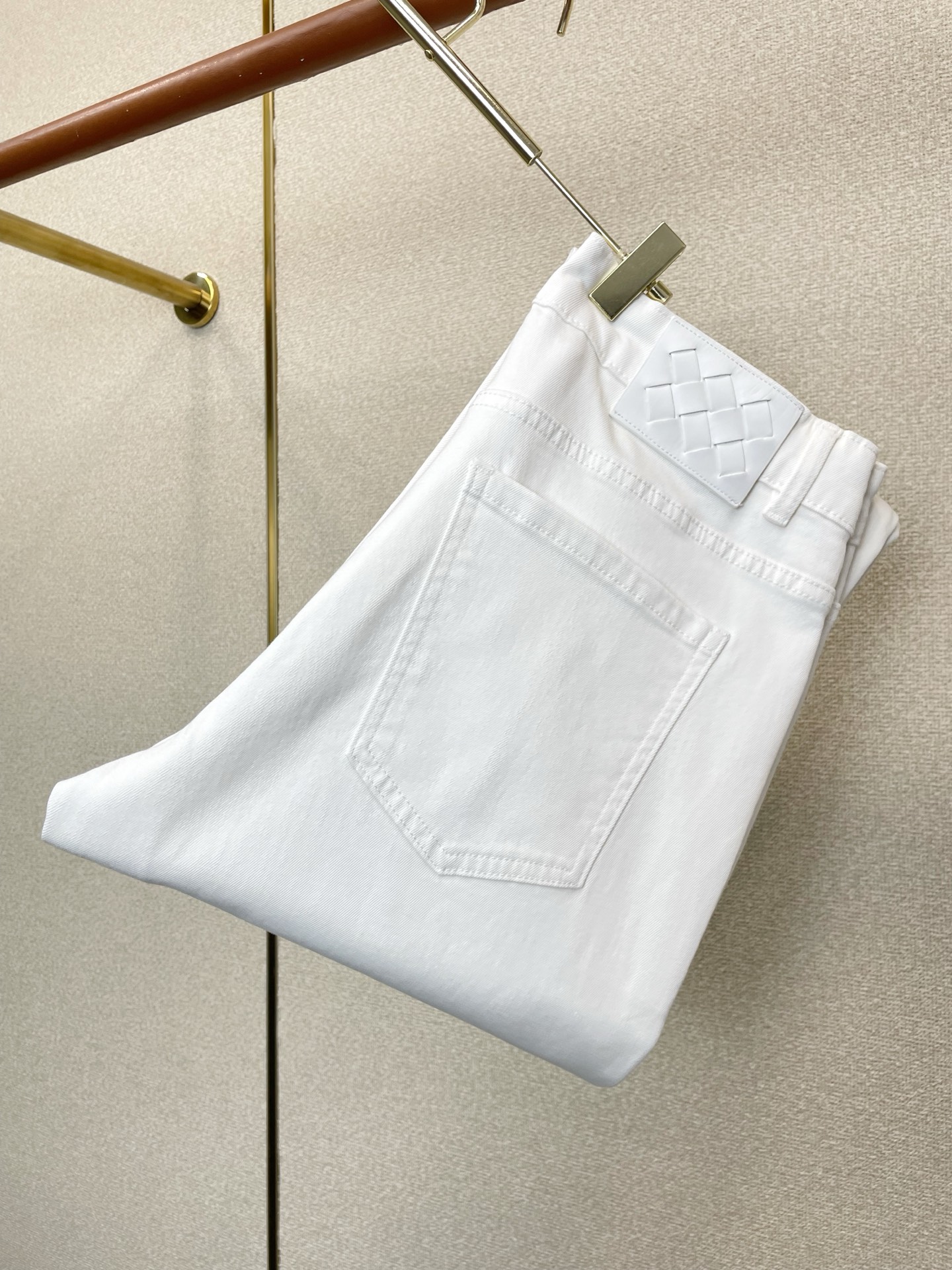 NO:938393,.Bottega Veneta is a high-end version of the new casual jeans that everyone has to buy. Custom-made fabrics at the counter. Highly breathable and comfortable, with impeccable details. The brand element design concept embodies high quality. It feels delicate and soft!  It presents a casual cut and the upper body shape is awesome!  Code number 28-36 (no 35),,bottega veneta,bottega veneta,jeans,19860909.Bottega Veneta葆蝶家砸锅卖铁都要上的新款新款休闲牛仔裤高端版本 专柜定制面料 透气舒适度高,细节无可挑剔,品牌元素设计理念,体现高品质.手感细腻柔软！呈现休闲裁剪,上身版型超赞！码数28-36（无35）,,bottega veneta,bottega veneta,jeans,,Men's clothing