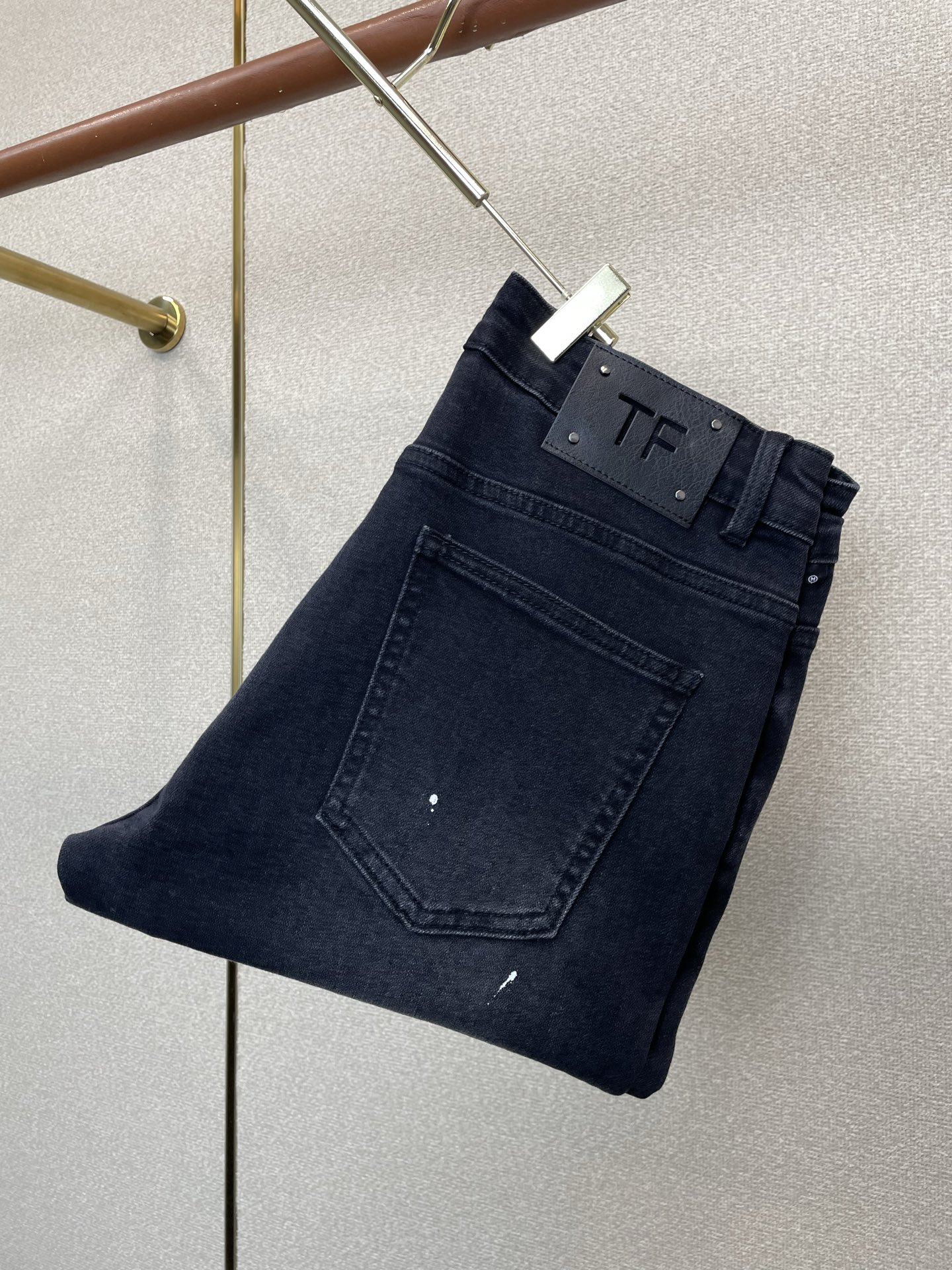 NO:938381,.TOMFORD is a high-end version of the new casual jeans that Tom Ford wants to sell. Customized fabrics at the counter. Highly breathable and comfortable, with impeccable details. The brand element design concept embodies high quality. It feels delicate and soft!  It presents a casual cut and the upper body shape is awesome!  Code number 28-38 (no 35.37),,tom ford,jeans,19860909.TOMFORD汤姆福特砸锅卖铁都要上的新款新款休闲牛仔裤高端版本 专柜定制面料 透气舒适度高,细节无可挑剔,品牌元素设计理念,体现高品质.手感细腻柔软！呈现休闲裁剪,上身版型超赞！码数28-38（无35.37）,,tom ford,jeans,,Men's clothing