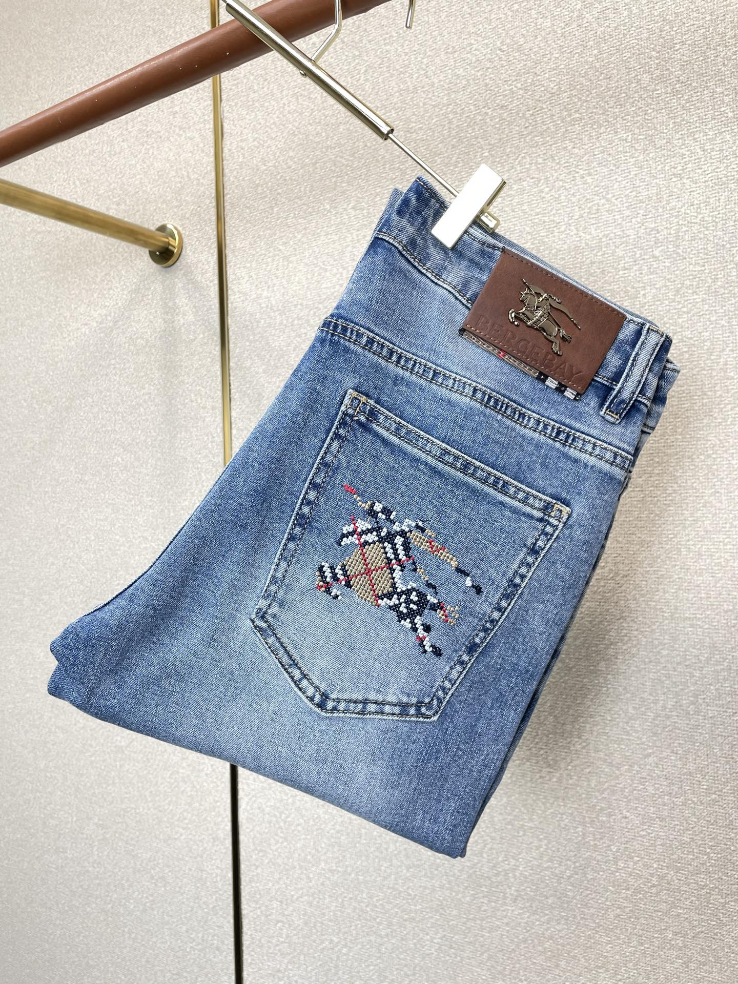 NO:938387,.Burberry's new high-end version of casual jeans that everyone wants to sell. Customized fabrics at the counter. Highly breathable and comfortable, with impeccable details. The brand element design concept reflects high quality. It feels delicate and soft!  It presents a casual cut and the upper body shape is awesome!  Code number 28-36 (no 35),,burberry,burberry,jeans,19860909.Burberry巴宝莉砸锅卖铁都要上的新款新款休闲牛仔裤高端版本 专柜定制面料 透气舒适度高,细节无可挑剔,品牌元素设计理念,体现高品质.手感细腻柔软！呈现休闲裁剪,上身版型超赞！码数28-36（无35）,,burberry,burberry,jeans,,Men's clothing