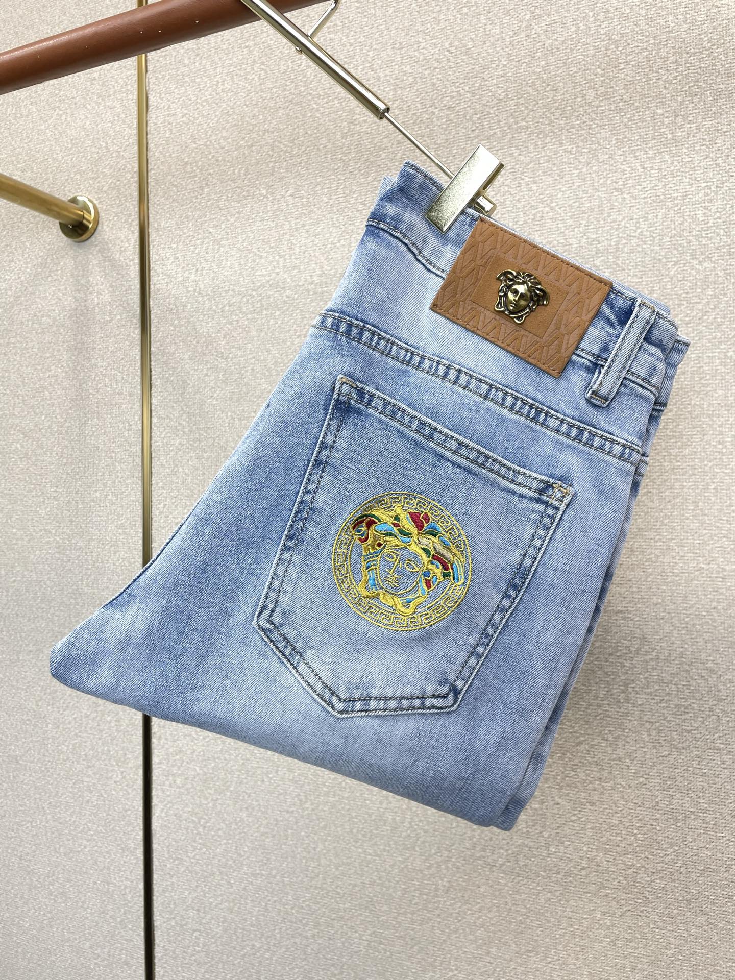 NO:938390,.Versace's new high-end version of casual jeans that everyone wants to sell. Customized fabrics at the counter. Highly breathable and comfortable, with impeccable details. The brand element design concept reflects high quality. It feels delicate and soft!  It presents a casual cut and the upper body shape is awesome!  Code number 28-36 (no 35),,versace,versace,jeans,19860909.Versace范思哲砸锅卖铁都要上的新款新款休闲牛仔裤高端版本 专柜定制面料 透气舒适度高,细节无可挑剔,品牌元素设计理念,体现高品质.手感细腻柔软！呈现休闲裁剪,上身版型超赞！码数28-36（无35）,,versace,versace,jeans,,Men's clothing