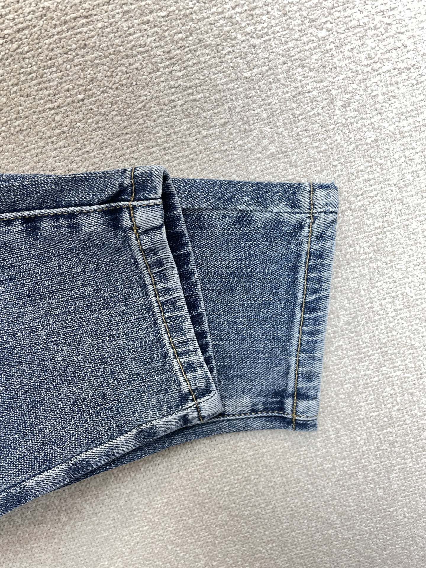 Louis Vuitton路易威登💥砸锅卖铁都要上的新款新款休闲牛仔裤👖高端版本 专柜定制面料 透气舒适度高,细节无可挑 Louis Vuitton路易威登💥砸锅卖铁都要上的新款新款休闲牛仔裤👖高端版本 专柜定制面料 透气舒适度高,细节无可挑