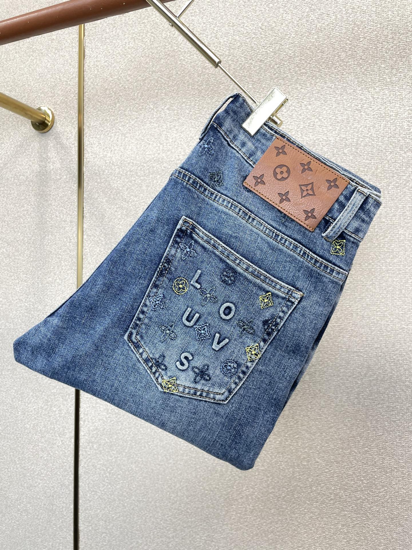 NO:937622,.Louis Vuitton exclusively provides high-end versions of new casual jeans. Custom-made fabrics at the counter. Highly breathable and comfortable, with impeccable details. The brand element design concept reflects high quality. It feels delicate and soft!  It presents a casual cut and the upper body shape is awesome!  Code number 28-36 (no 35),,louis vuitton,louis vuitton,jeans,19860909.Louis Vuitton路易威登独家专供新款休闲牛仔裤高端版本 专柜定制面料 透气舒适度高,细节无可挑剔,品牌元素设计理念,体现高品质.手感细腻柔软！呈现休闲裁剪,上身版型超赞！码数28-36（无35）,,louis vuitton,louis vuitton,jeans,,Men's clothing