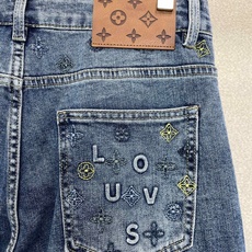 Louis Vuitton路易威登💥砸锅卖铁都要上的新款新款休闲牛仔裤👖高端版本 专柜定制面料 透气舒适度高,细节无可挑 Louis Vuitton路易威登💥砸锅卖铁都要上的新款新款休闲牛仔裤👖高端版本 专柜定制面料 透气舒适度高,细节无可挑