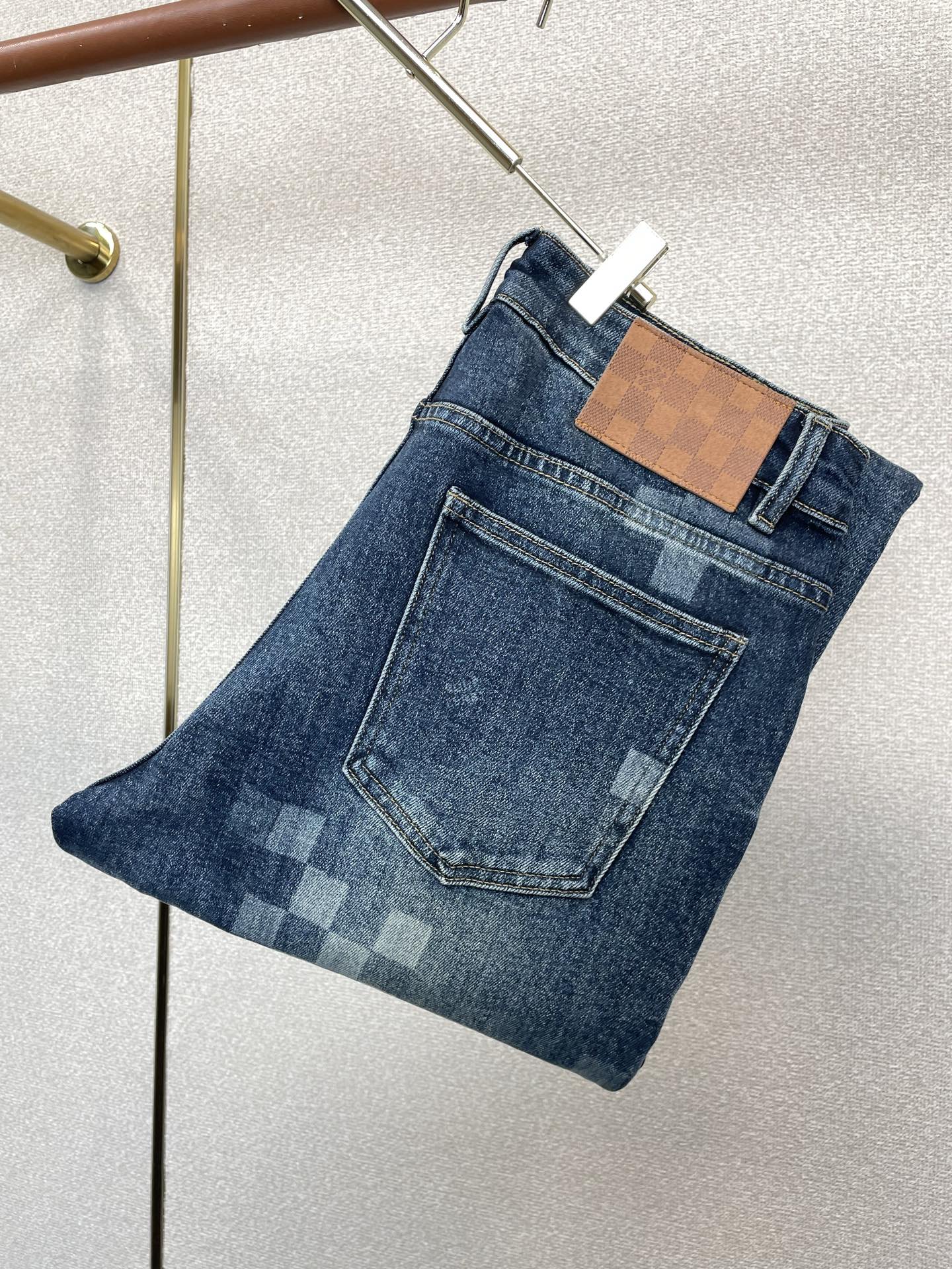 NO:938384,.Louis Vuitton's high-end version of the new casual jeans that Louis Vuitton sells all over the world. Custom-made fabrics at the counter. Highly breathable and comfortable, with impeccable details. The brand element design concept reflects high quality. It feels delicate and soft!  It presents a casual cut and the upper body shape is awesome!  Code number 28-36 (no 35),,louis vuitton,louis vuitton,jeans,19860909.Louis Vuitton路易威登砸锅卖铁都要上的新款新款休闲牛仔裤高端版本 专柜定制面料 透气舒适度高,细节无可挑剔,品牌元素设计理念,体现高品质.手感细腻柔软！呈现休闲裁剪,上身版型超赞！码数28-36（无35）,,louis vuitton,louis vuitton,jeans,,Men's clothing