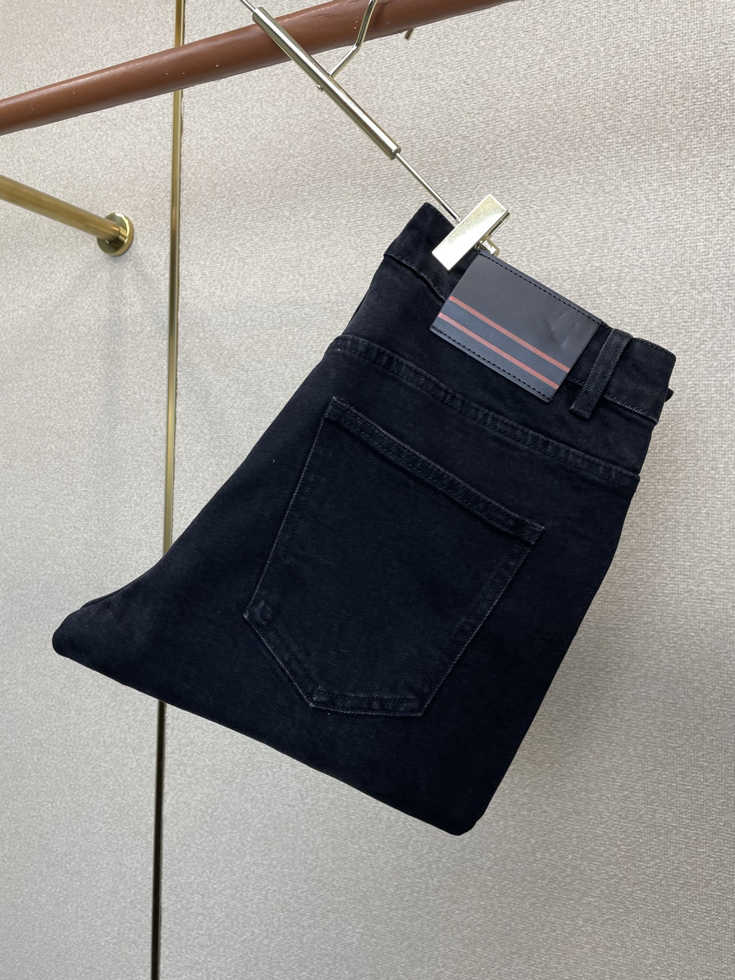 NO:937625,.ZEGNA Zegna exclusively provides high-end versions of new casual jeans. Custom-made fabrics at the counter. Highly breathable and comfortable, with impeccable details. The brand element design concept reflects high quality. It feels delicate and soft!  It presents a casual cut and the upper body shape is awesome!  Code number 28-36 (no 35),,zegna,jeans,19860909.ZEGNA杰尼亚独家专供新款休闲牛仔裤高端版本 专柜定制面料 透气舒适度高,细节无可挑剔,品牌元素设计理念,体现高品质.手感细腻柔软！呈现休闲裁剪,上身版型超赞！码数28-36（无35）,,zegna,jeans,,Men's clothing