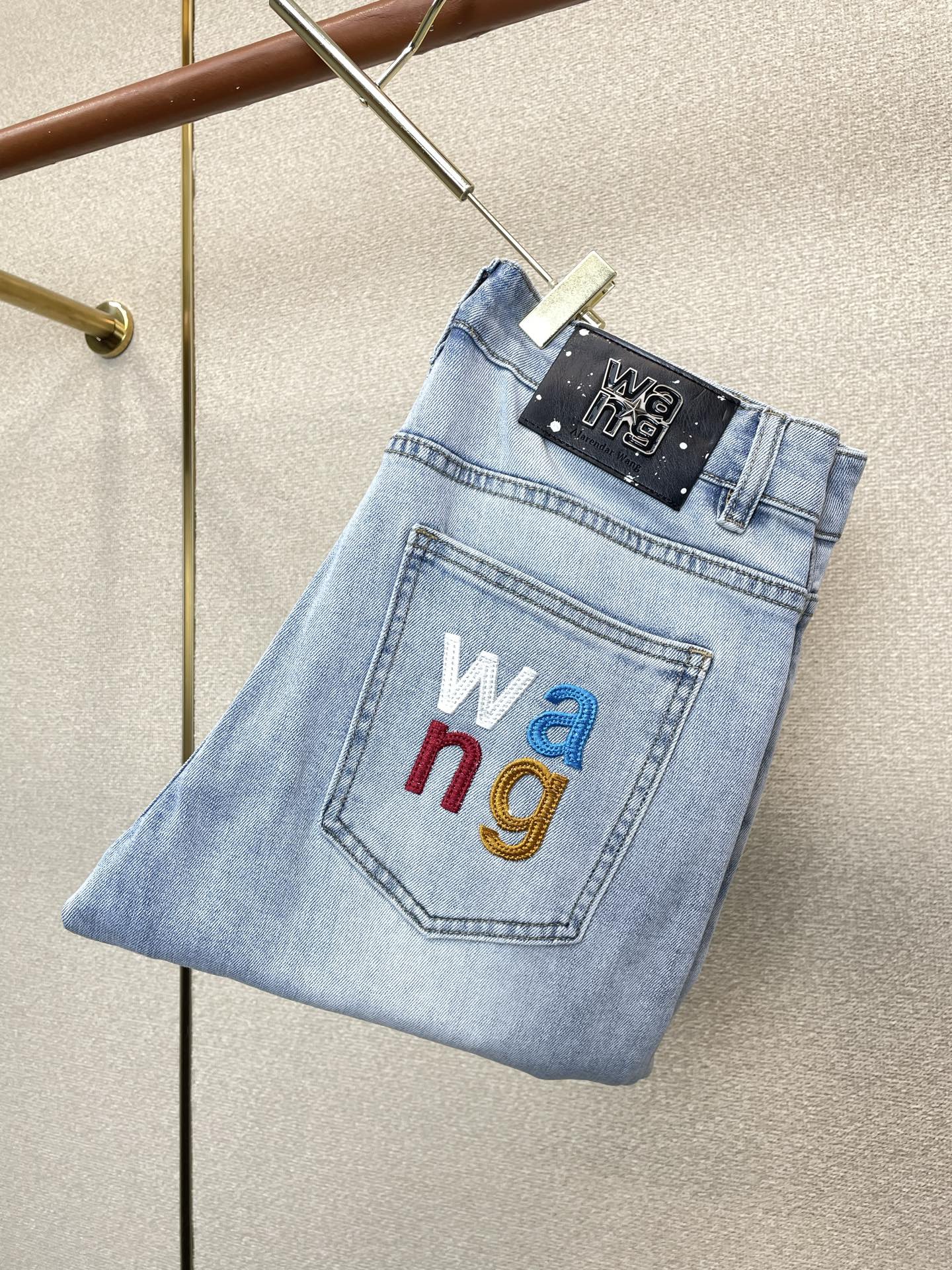 NO:937628,.Alexanderwang exclusively provides high-end versions of new casual jeans. Custom-made fabrics at the counter. Highly breathable and comfortable, with impeccable details. The brand element design concept reflects high quality. It feels delicate and soft!  It presents a casual cut and the upper body shape is awesome!  Code number 28-36 (no 35),,alexander wang,jeans,19860909.Alexanderwang亚历山大王独家专供新款休闲牛仔裤高端版本 专柜定制面料 透气舒适度高,细节无可挑剔,品牌元素设计理念,体现高品质.手感细腻柔软！呈现休闲裁剪,上身版型超赞！码数28-36（无35）,,alexander wang,jeans,,Men's clothing