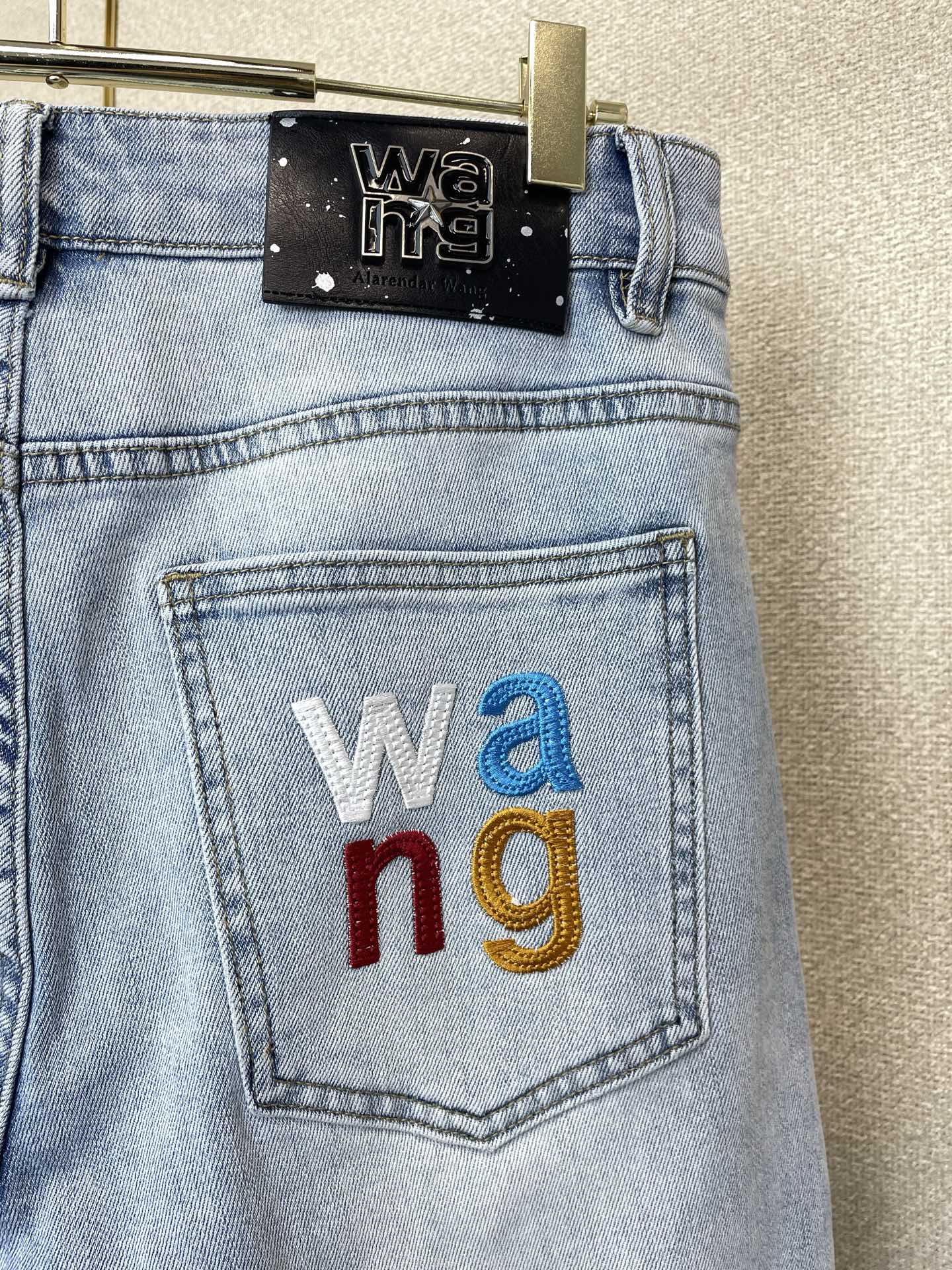 Alexanderwang亚历山大王💥砸锅卖铁都要上的新款新款休闲牛仔裤👖高端版本 专柜定制面料 透气舒适度高,细节无可 Alexanderwang亚历山大王💥砸锅卖铁都要上的新款新款休闲牛仔裤👖高端版本 专柜定制面料 透气舒适度高,细节无可
