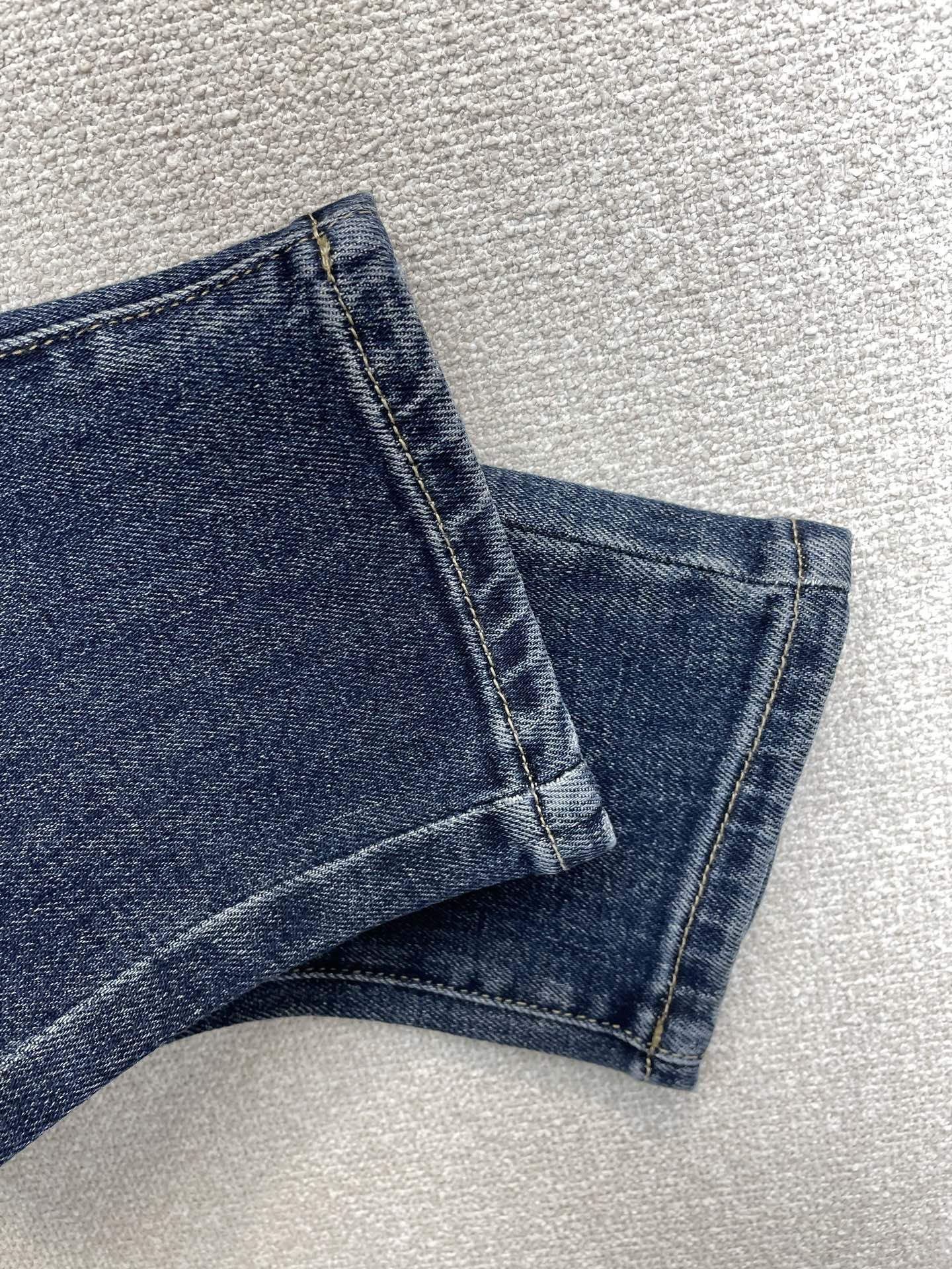 Louis Vuitton路易威登💥砸锅卖铁都要上的新款新款休闲牛仔裤👖高端版本 专柜定制面料 透气舒适度高，细节无可挑