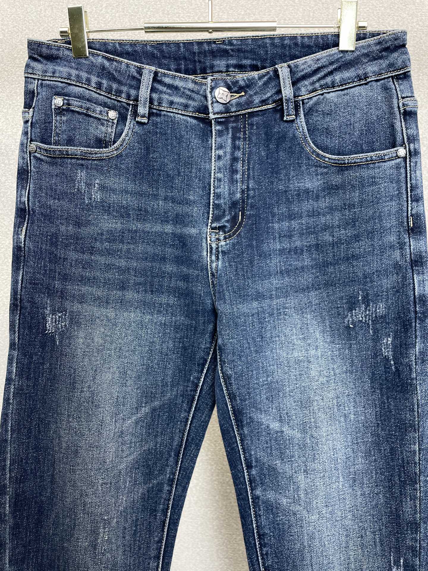 Louis Vuitton路易威登💥砸锅卖铁都要上的新款新款休闲牛仔裤👖高端版本 专柜定制面料 透气舒适度高，细节无可挑