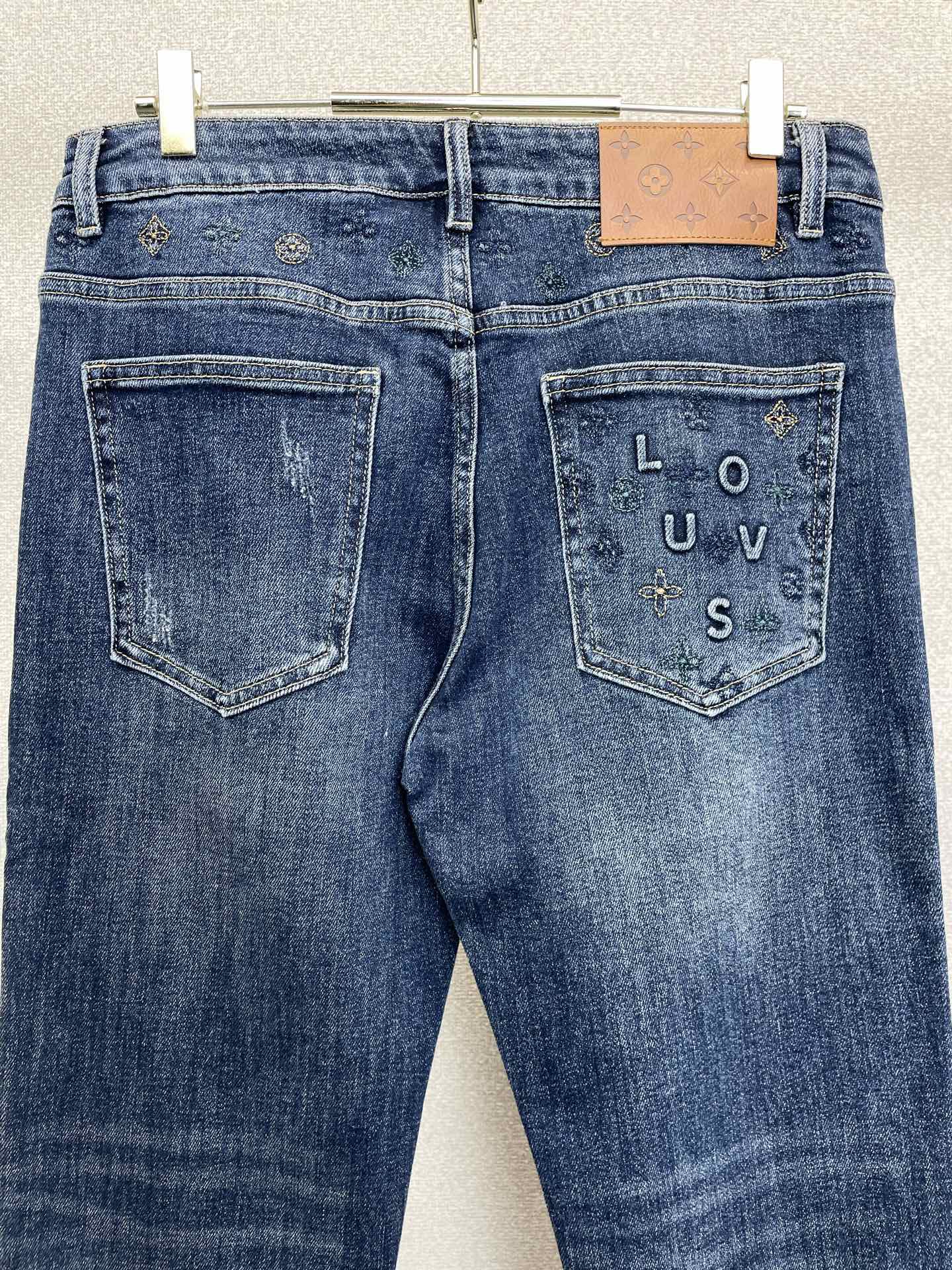 Louis Vuitton路易威登💥砸锅卖铁都要上的新款新款休闲牛仔裤👖高端版本 专柜定制面料 透气舒适度高，细节无可挑