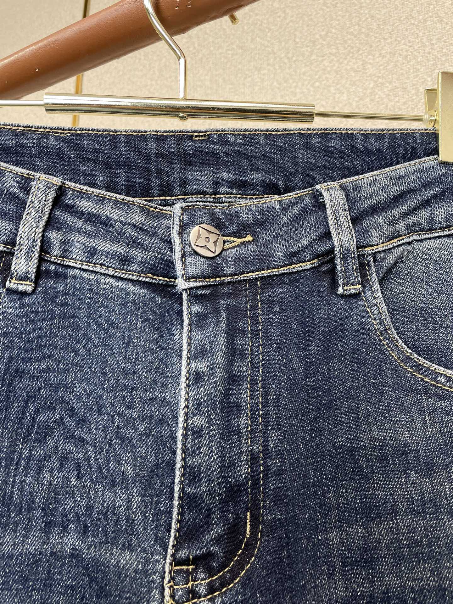 Louis Vuitton路易威登💥砸锅卖铁都要上的新款新款休闲牛仔裤👖高端版本 专柜定制面料 透气舒适度高，细节无可挑