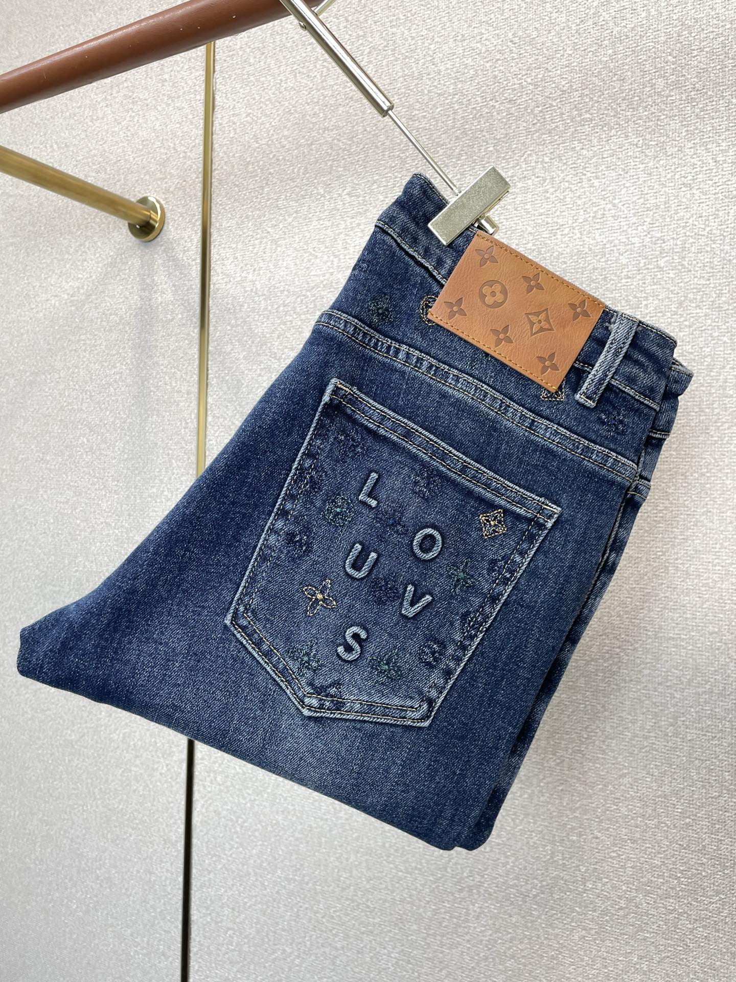 NO:937631,.Louis Vuitton exclusively provides high-end versions of new casual jeans. Custom-made fabrics at the counter. Highly breathable and comfortable, with impeccable details. The brand element design concept reflects high quality. It feels delicate and soft!  It presents a casual cut and the upper body shape is awesome!  Code number 28-36 (no 35),,louis vuitton,louis vuitton,jeans,19860909.Louis Vuitton路易威登独家专供新款休闲牛仔裤高端版本 专柜定制面料 透气舒适度高,细节无可挑剔,品牌元素设计理念,体现高品质.手感细腻柔软！呈现休闲裁剪,上身版型超赞！码数28-36（无35）,,louis vuitton,louis vuitton,jeans,,Men's clothing