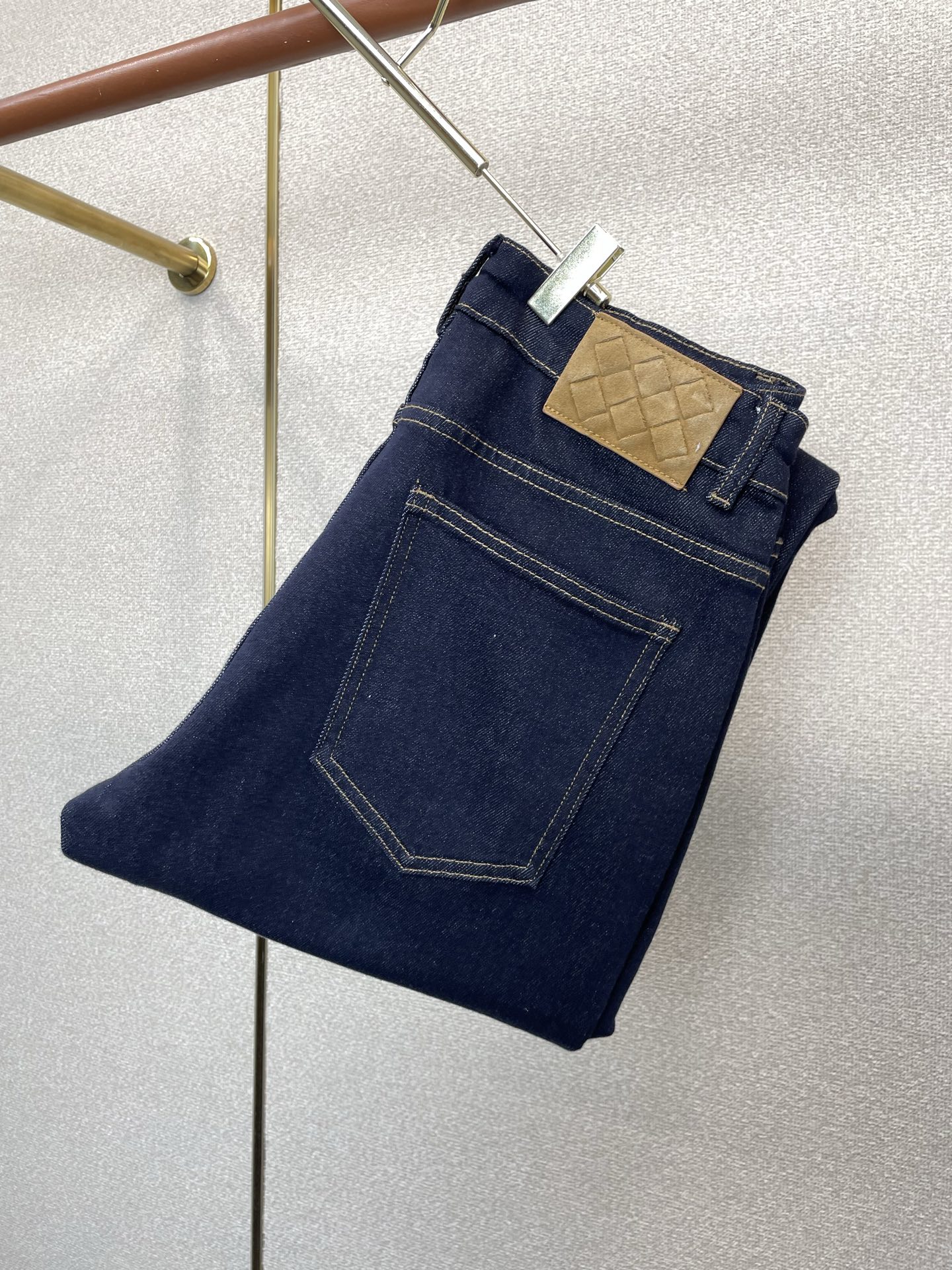 NO:937634,.Bottega Veneta exclusively provides high-end versions of new casual jeans. Custom-made fabrics at the counter. Highly breathable and comfortable, with impeccable details. The brand element design concept reflects high quality. It feels delicate and soft!  It presents a casual cut and the upper body shape is awesome!  Code number 28-36 (no 35),,bottega veneta,bottega veneta,jeans,19860909.Bottega Veneta葆蝶家独家专供新款休闲牛仔裤高端版本 专柜定制面料 透气舒适度高,细节无可挑剔,品牌元素设计理念,体现高品质.手感细腻柔软！呈现休闲裁剪,上身版型超赞！码数28-36（无35）,,bottega veneta,bottega veneta,jeans,,Men's clothing
