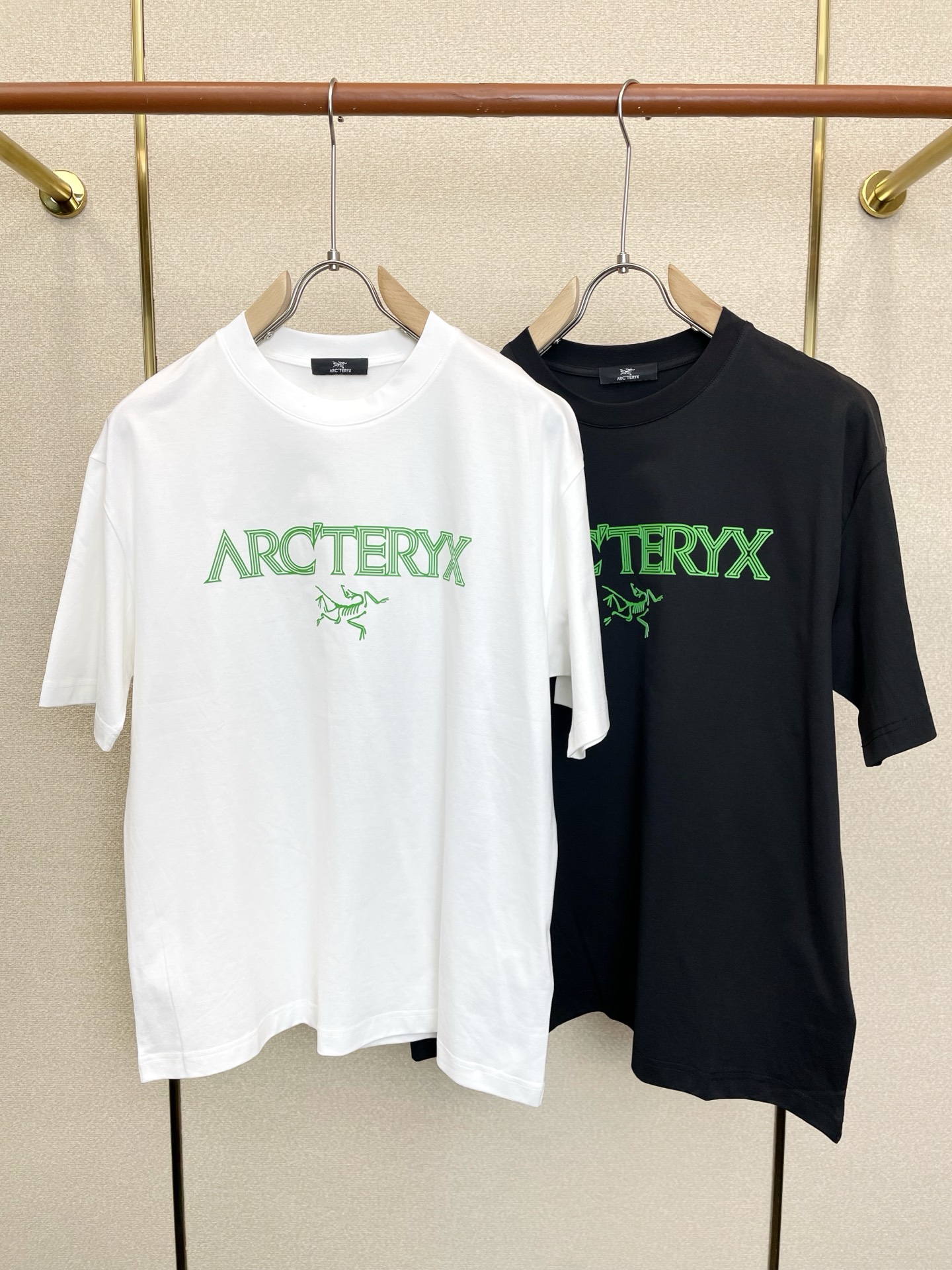 NO:938401,.Arc’teryx’s new and popular men’s casual short-sleeved originals. High-end customization. High-end version. Fashionable and versatile imported fabrics. Super soft and delicate feel. Skin-friendly and comfortable to wear. High-end boutique. The upper body is exquisitely made by the OEM. A must-have item for men. Three complete standards. Size M-3XL, arc’teryx, T-shirt,19860909.Arc’teryx始祖鸟砸锅卖铁都要上的新款新款原单男士休闲短袖 高端定制 高端版本 时尚百搭爆款进口面料 手感超柔软细腻 穿着亲肤舒适 高端精品 代工厂精细做上身非常赞 男士必备单品 三标齐全 码数M-3XL,arc'teryx,T-shirt,,Men's clothing