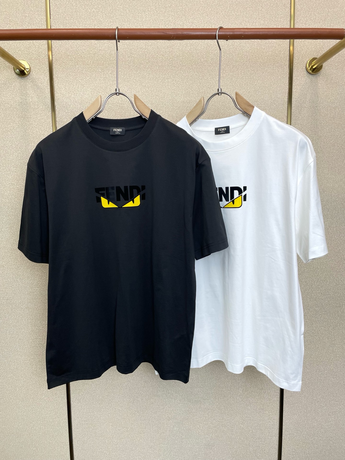NO:937638,.FENDI Fendi exclusively provides new original men's casual short sleeves. High-end customization. High-end version. Fashionable and versatile imported fabrics. Super soft and delicate feel. Skin-friendly and comfortable to wear. High-end boutique. The upper body is exquisitely made by the factory. A must-have item for men. Three complete standards. Size M-3XL,,fendi,fendi, T-shirt,19860909.FENDI芬迪独家专供新款原单男士休闲短袖 高端定制 高端版本 时尚百搭爆款进口面料 手感超柔软细腻 穿着亲肤舒适 高端精品 代工厂精细做上身非常赞 男士必备单品 三标齐全 码数M-3XL,,fendi,fendi,T-shirt,,Men's clothing