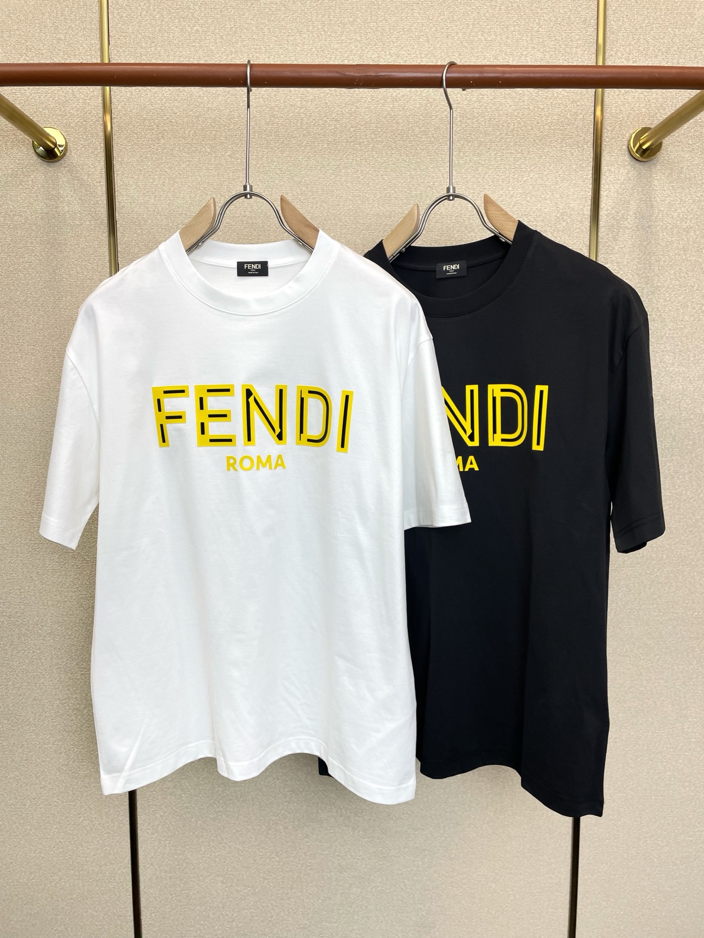 NO:938404,.FENDI Fendi’s new and popular new style original men’s casual short-sleeves. High-end customization. High-end version. Fashionable and versatile imported fabrics. Super soft and delicate feel. Skin-friendly and comfortable to wear. High-end boutique. The upper body is finely made by the factory. It is a must-have item for men. Three standards are complete. Size M-3XL,,fendi,fendi, T-shirt,19860909.FENDI芬迪砸锅卖铁都要上的新款新款原单男士休闲短袖 高端定制 高端版本 时尚百搭爆款进口面料 手感超柔软细腻 穿着亲肤舒适 高端精品 代工厂精细做上身非常赞 男士必备单品 三标齐全 码数M-3XL,,fendi,fendi,T-shirt,,Men's clothing