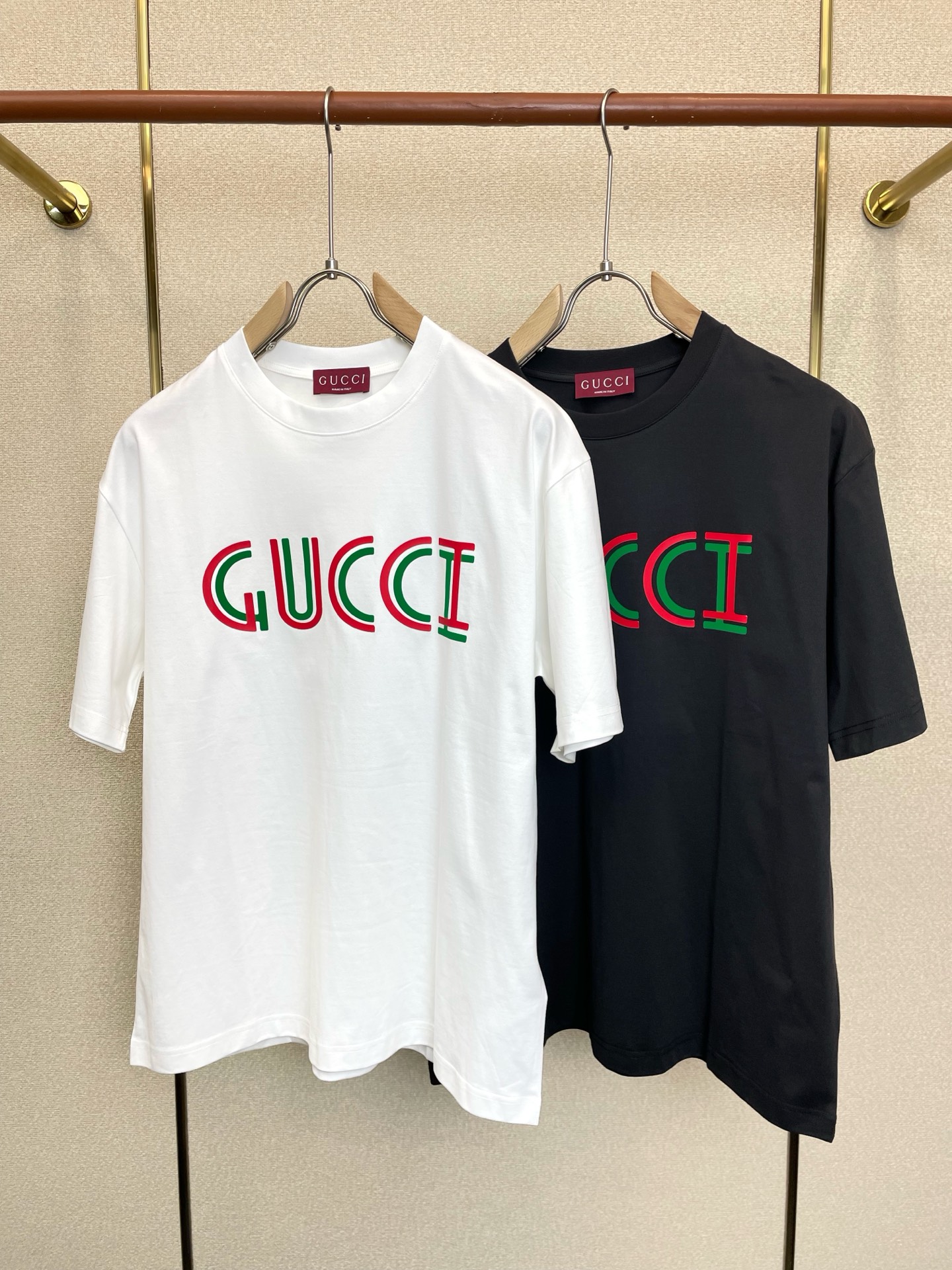 NO:937612,.Gucci Gucci exclusively provides new original men's casual short sleeves. High-end customization. High-end version. Fashionable and versatile imported fabrics. Super soft and delicate feel. Skin-friendly and comfortable to wear. High-end boutique. The upper body is exquisitely made by the factory. A must-have item for men. Three complete standards. Size M-3XL,,gucci,gucci,T-shirt,19860909.Gucci古驰独家专供新款原单男士休闲短袖 高端定制 高端版本 时尚百搭爆款进口面料 手感超柔软细腻 穿着亲肤舒适 高端精品 代工厂精细做上身非常赞 男士必备单品 三标齐全 码数M-3XL,,gucci,gucci,T-shirt,,Men's clothing