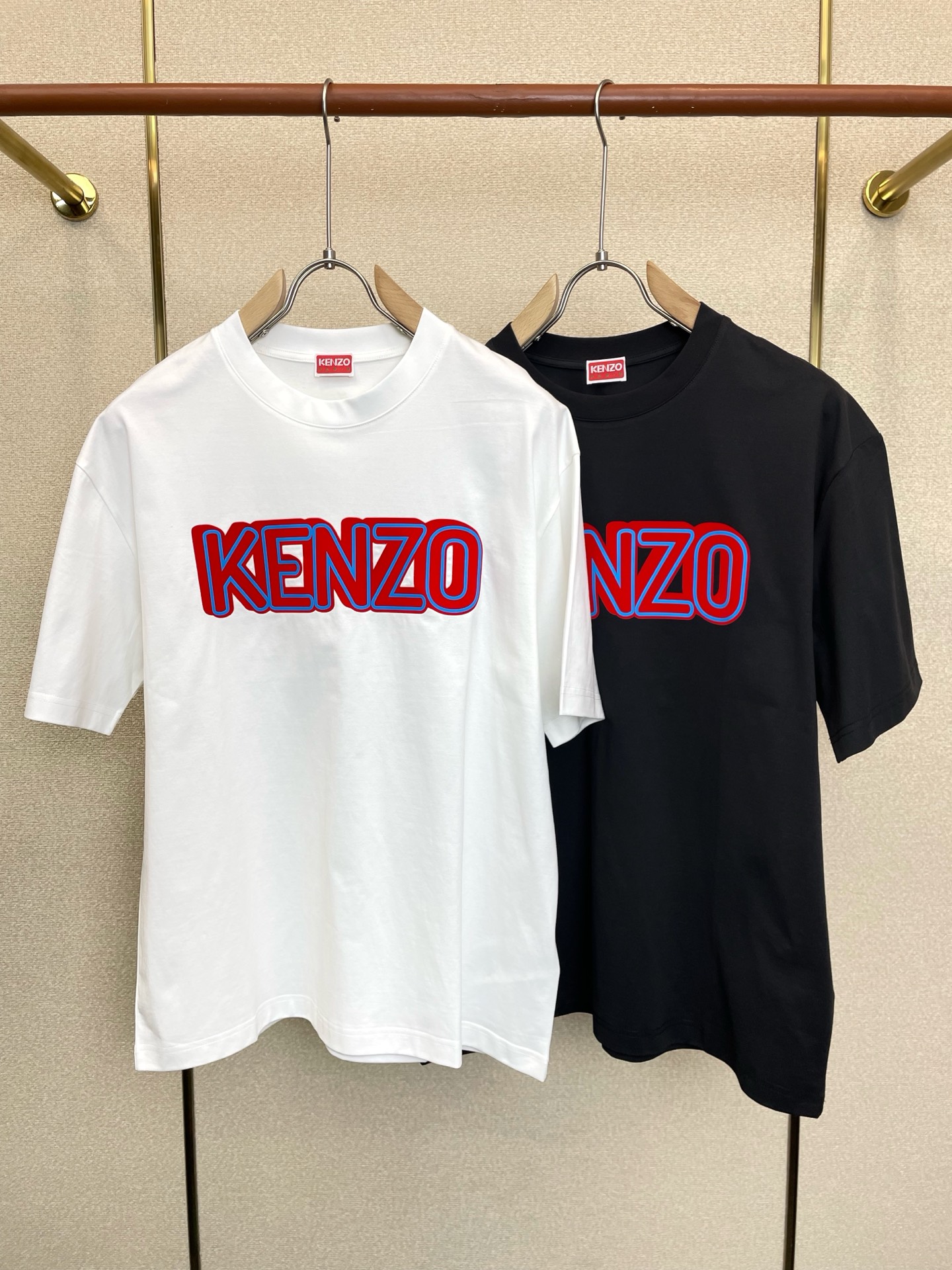 NO:937615,.KENZO exclusively supplies new original men's casual short-sleeves. High-end customization. High-end version. Fashionable and versatile imported fabrics. Super soft and delicate feel. Skin-friendly and comfortable to wear. High-end boutique. The upper body is exquisitely made by the factory. A must-have item for men. Three complete standards. Size M-3XL, T-shirt.19860909.KENZO肯佐独家专供新款原单男士休闲短袖 高端定制 高端版本 时尚百搭爆款进口面料 手感超柔软细腻 穿着亲肤舒适 高端精品 代工厂精细做上身非常赞 男士必备单品 三标齐全 码数M-3XL,,T-shirt,,Men's clothing