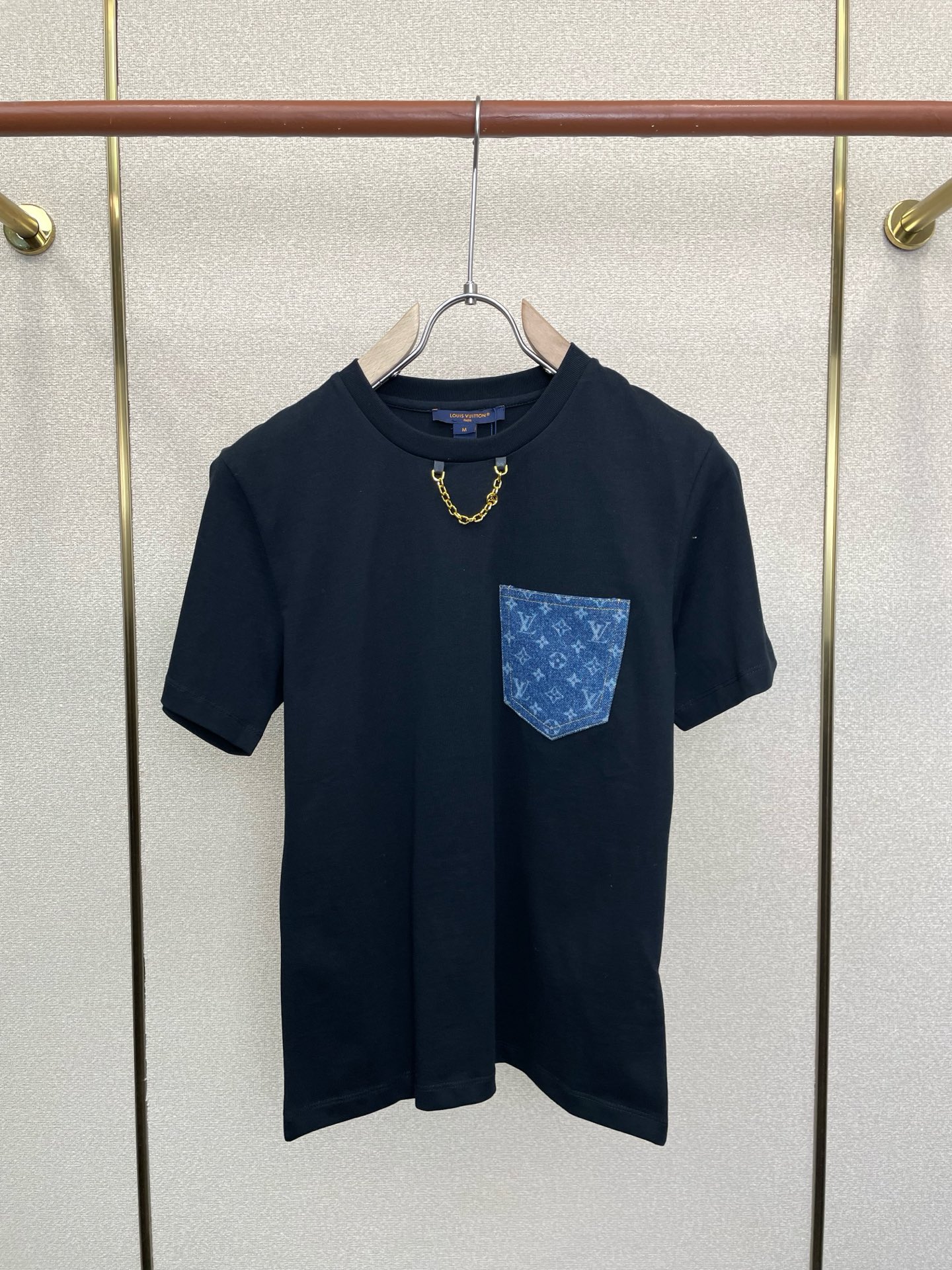 Louis Vuitton路易威登👚砸锅卖铁都要上的新款👚新款女装休闲短袖 高端版本！独特设计 专柜定制面料 透气舒适度