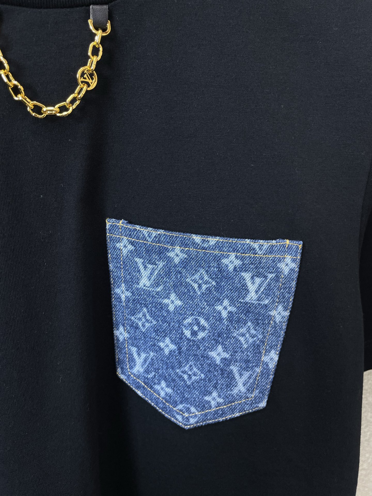 Louis Vuitton路易威登👚砸锅卖铁都要上的新款👚新款女装休闲短袖 高端版本！独特设计 专柜定制面料 透气舒适度