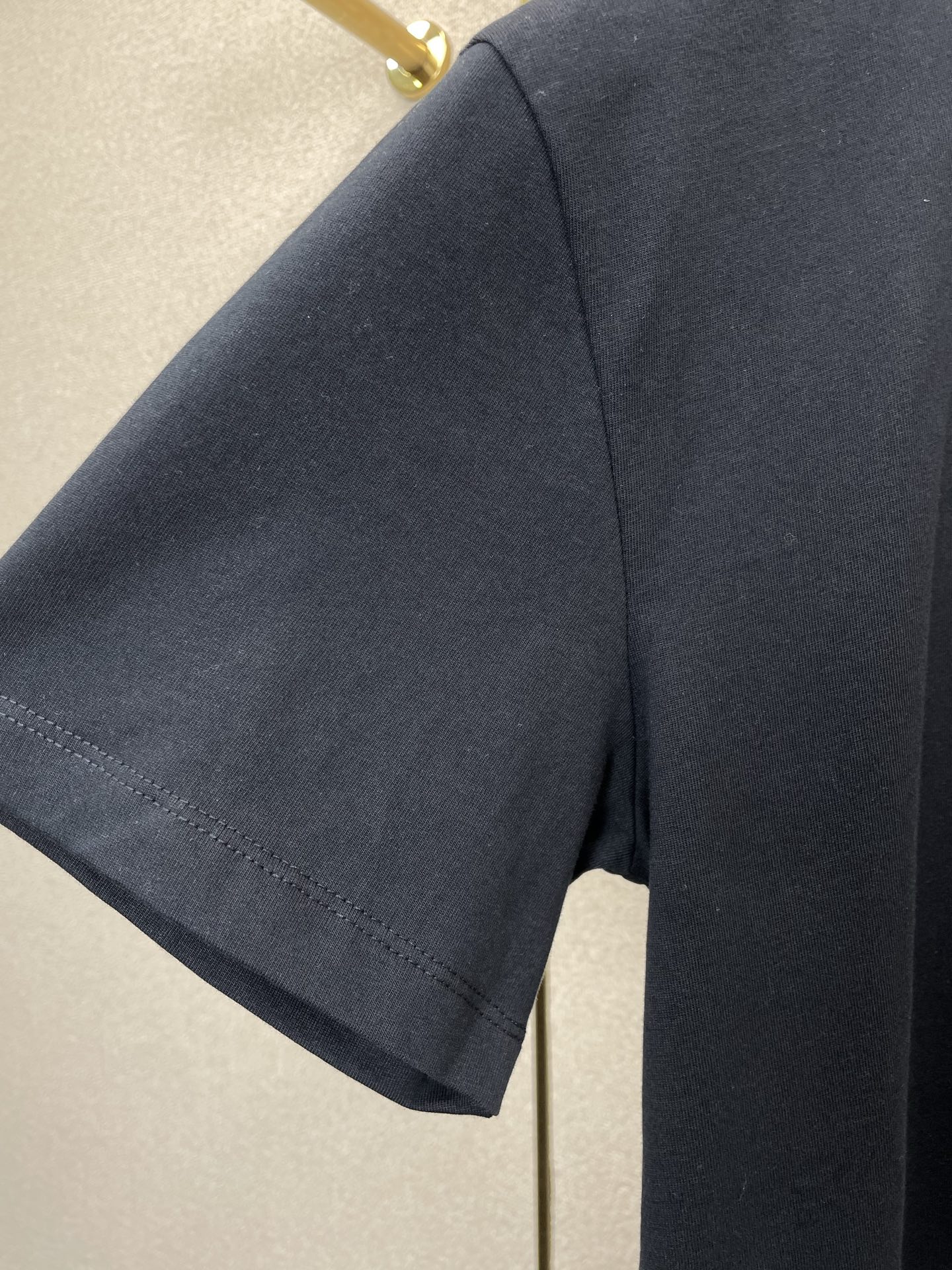 Louis Vuitton路易威登👚砸锅卖铁都要上的新款👚新款女装休闲短袖 高端版本！独特设计 专柜定制面料 透气舒适度