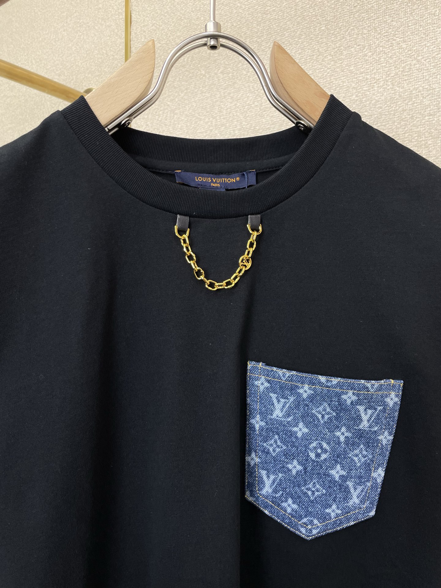 Louis Vuitton路易威登👚砸锅卖铁都要上的新款👚新款女装休闲短袖 高端版本！独特设计 专柜定制面料 透气舒适度