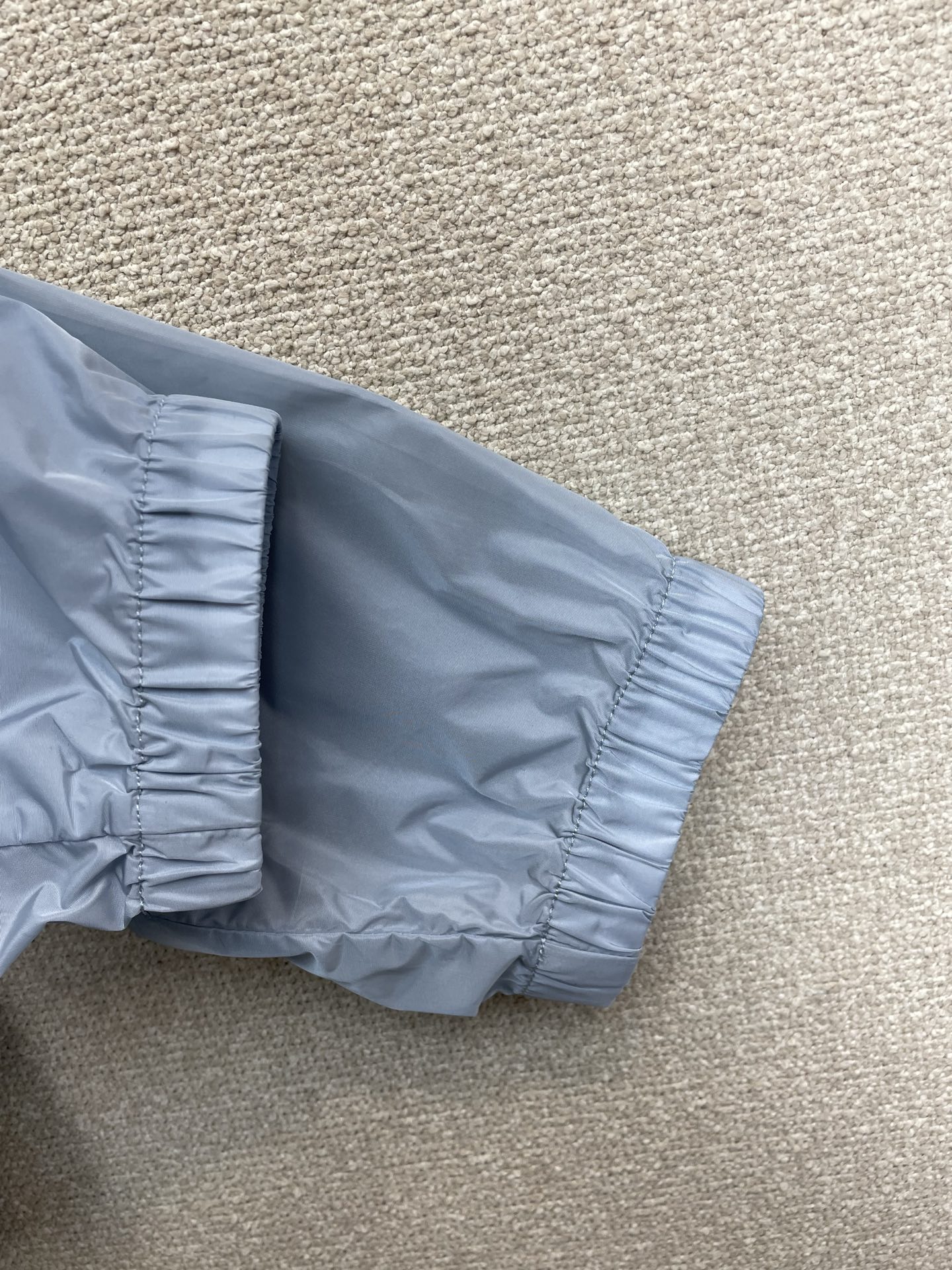 Prada普拉达👚砸锅卖铁都要上的新款👚新款女装休闲防晒夹克 高端版本！独特设计 专柜定制面料 透气舒适度高，细节无可挑