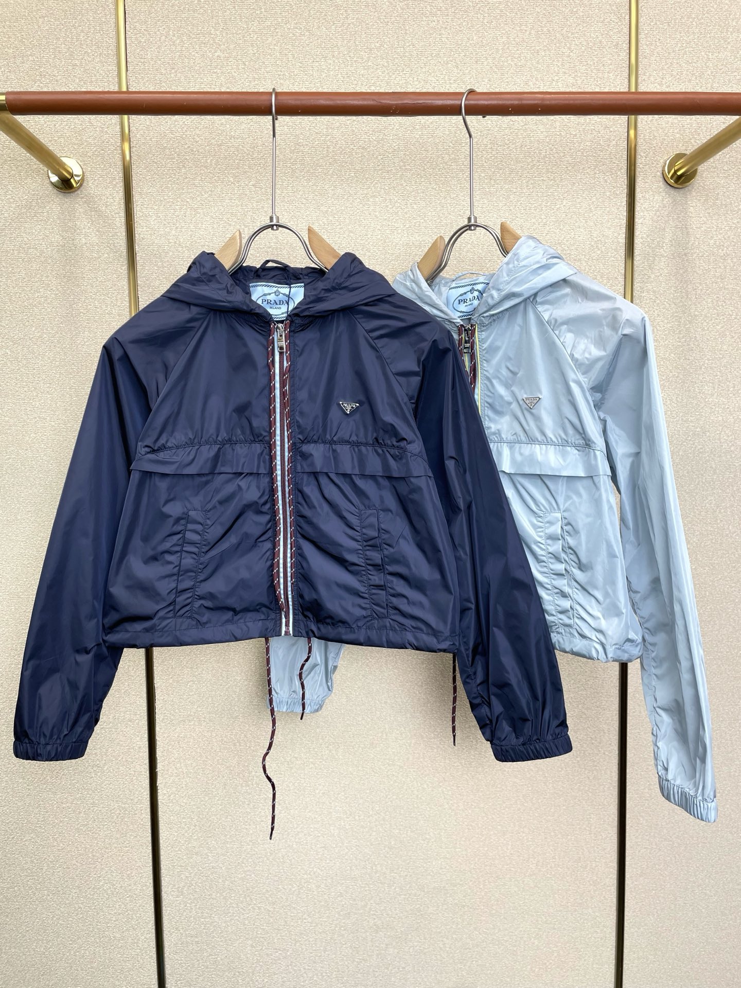 Prada普拉达👚砸锅卖铁都要上的新款👚新款女装休闲防晒夹克 高端版本！独特设计 专柜定制面料 透气舒适度高，细节无可挑