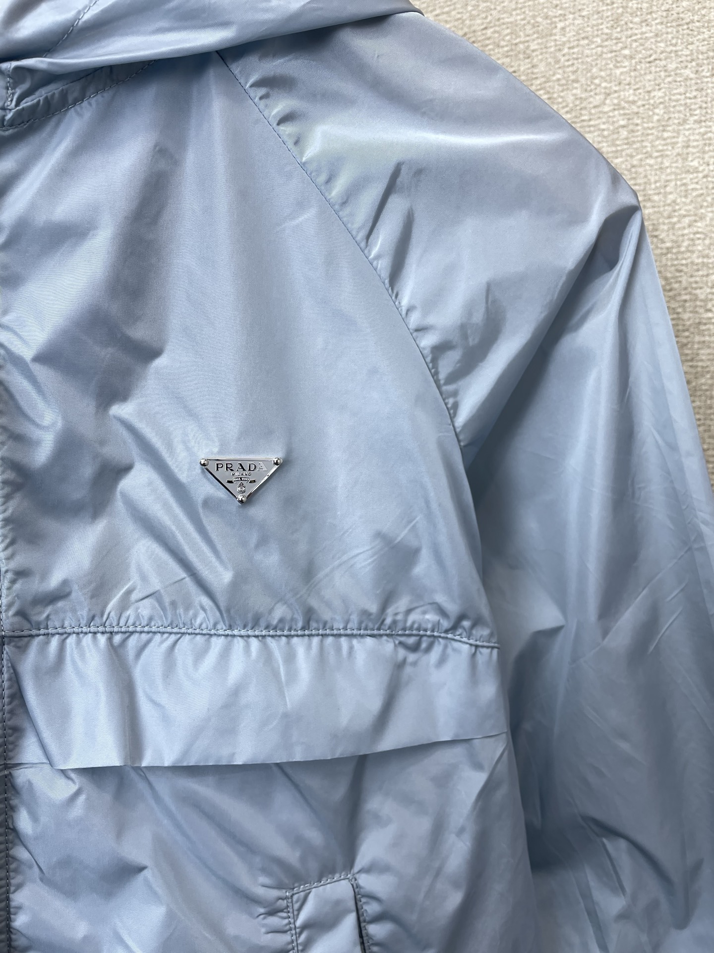 Prada普拉达👚砸锅卖铁都要上的新款👚新款女装休闲防晒夹克 高端版本！独特设计 专柜定制面料 透气舒适度高，细节无可挑