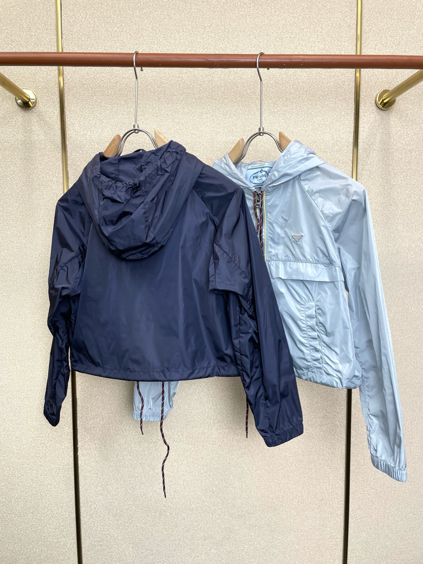 Prada普拉达👚砸锅卖铁都要上的新款👚新款女装休闲防晒夹克 高端版本！独特设计 专柜定制面料 透气舒适度高，细节无可挑