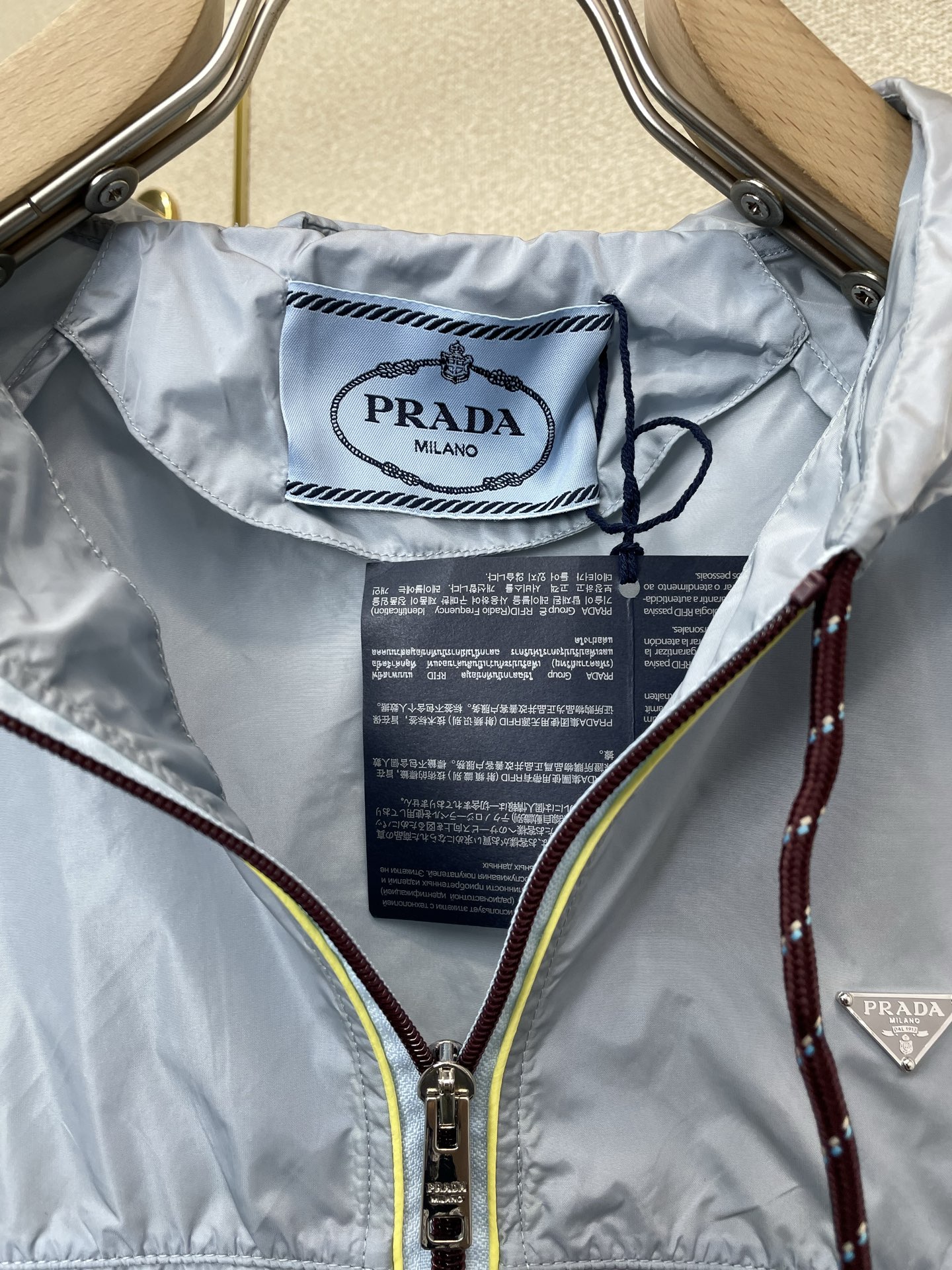 Prada普拉达👚砸锅卖铁都要上的新款👚新款女装休闲防晒夹克 高端版本！独特设计 专柜定制面料 透气舒适度高，细节无可挑