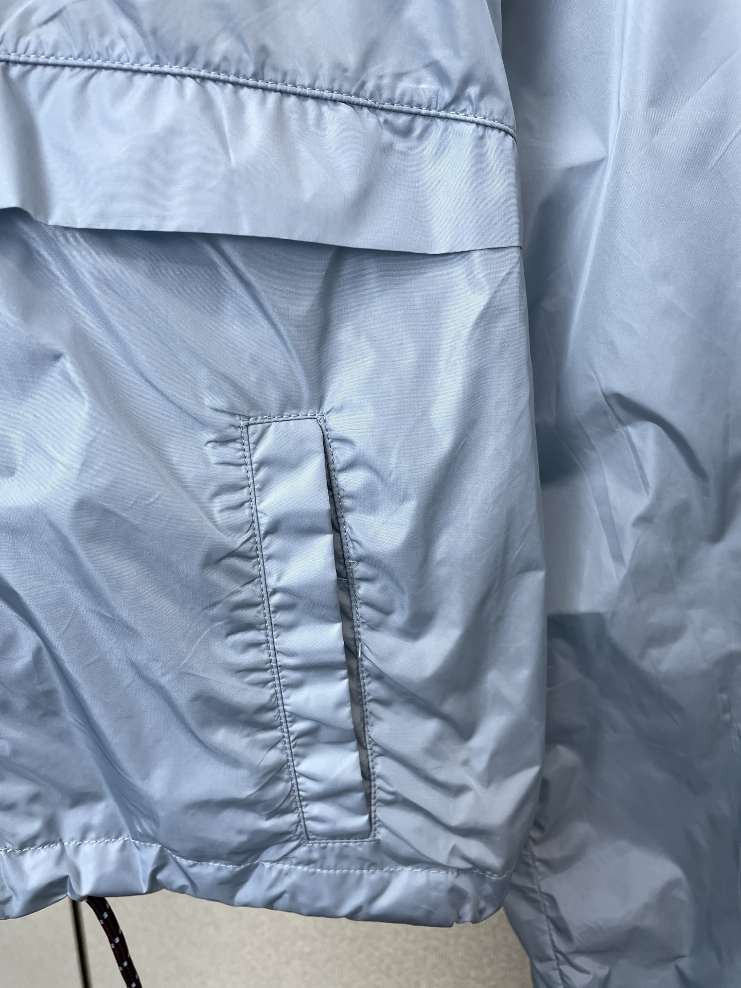 Prada普拉达👚砸锅卖铁都要上的新款👚新款女装休闲防晒夹克 高端版本！独特设计 专柜定制面料 透气舒适度高，细节无可挑
