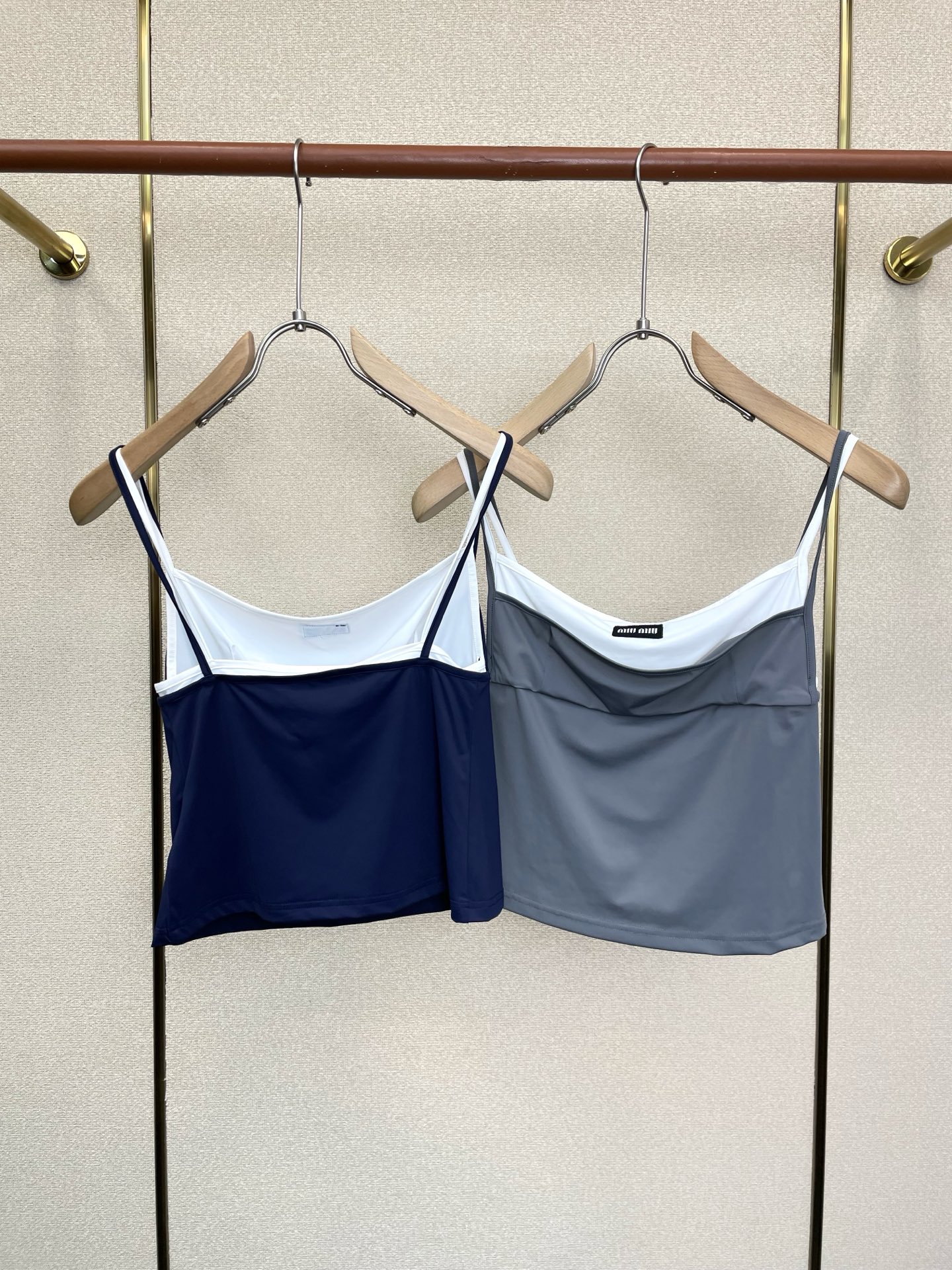 Miumiu谬谬👚砸锅卖铁都要上的新款👚新款女装休闲假两件吊带 高端版本！独特设计 专柜定制面料 透气舒适度高，细节无可