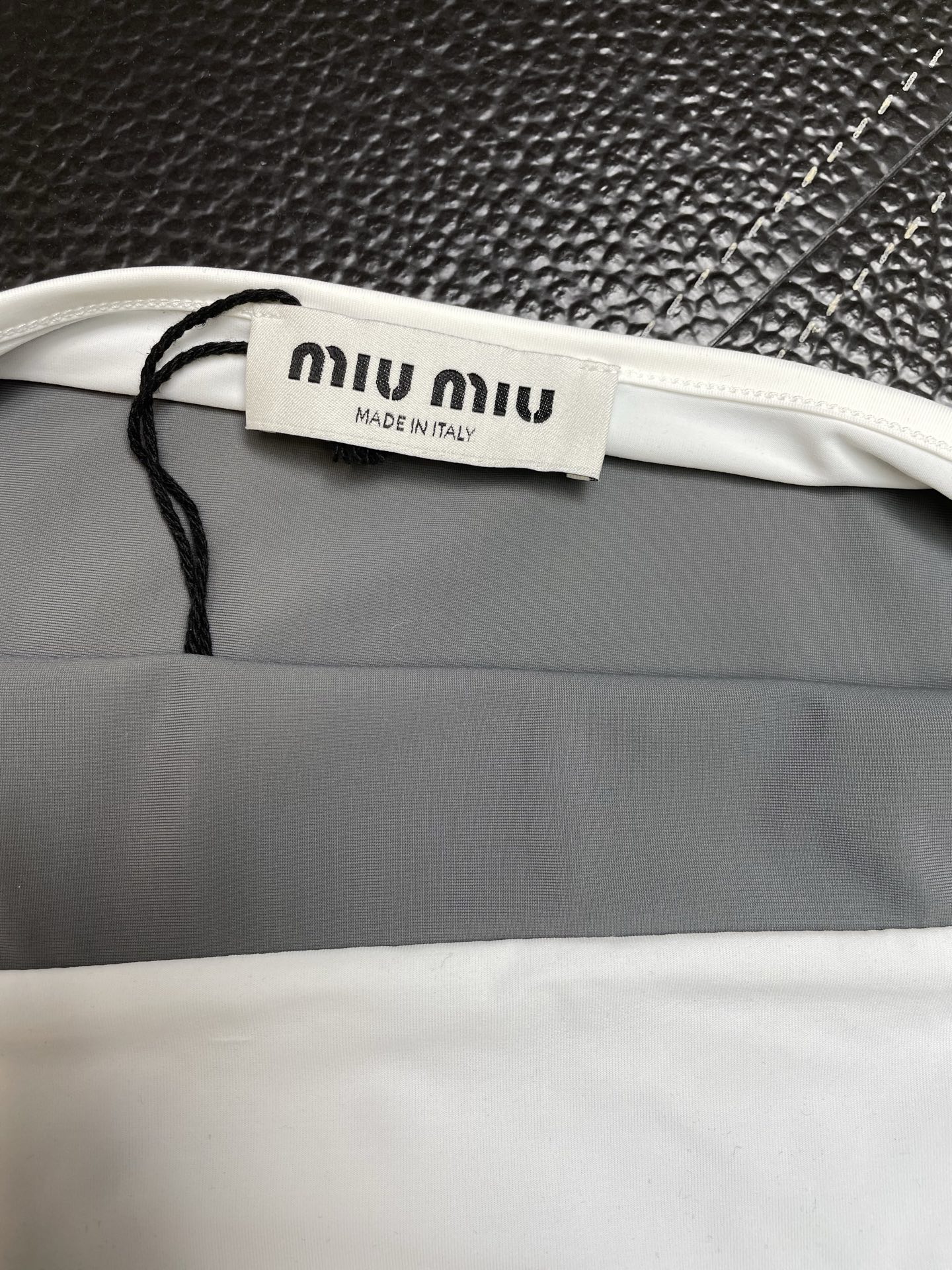 Miumiu谬谬👚砸锅卖铁都要上的新款👚新款女装休闲假两件吊带 高端版本！独特设计 专柜定制面料 透气舒适度高，细节无可