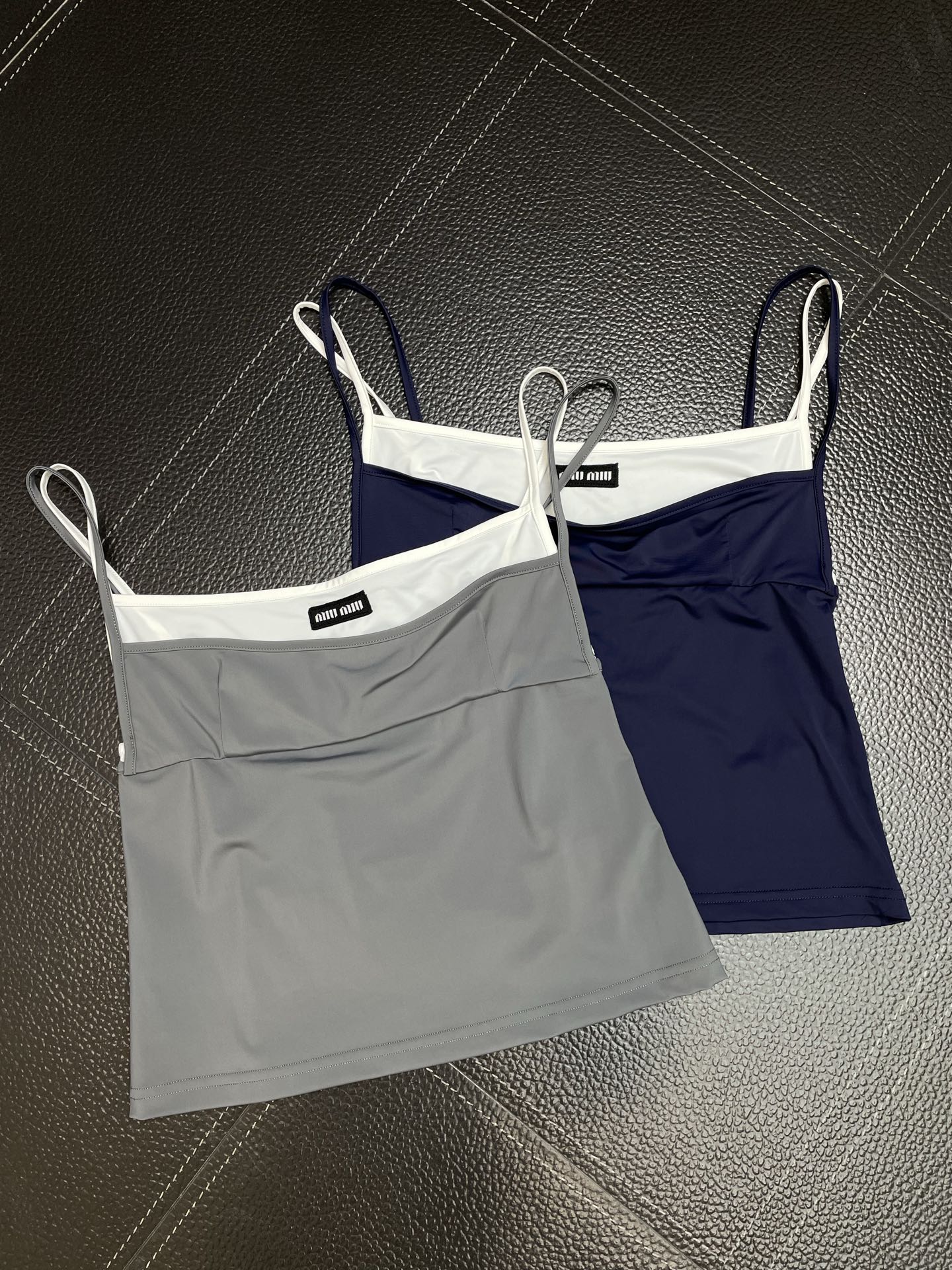 Miumiu谬谬👚砸锅卖铁都要上的新款👚新款女装休闲假两件吊带 高端版本！独特设计 专柜定制面料 透气舒适度高，细节无可