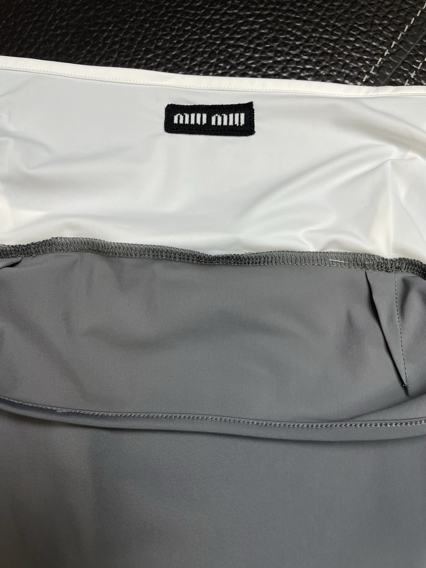 Miumiu谬谬👚砸锅卖铁都要上的新款👚新款女装休闲假两件吊带 高端版本！独特设计 专柜定制面料 透气舒适度高，细节无可
