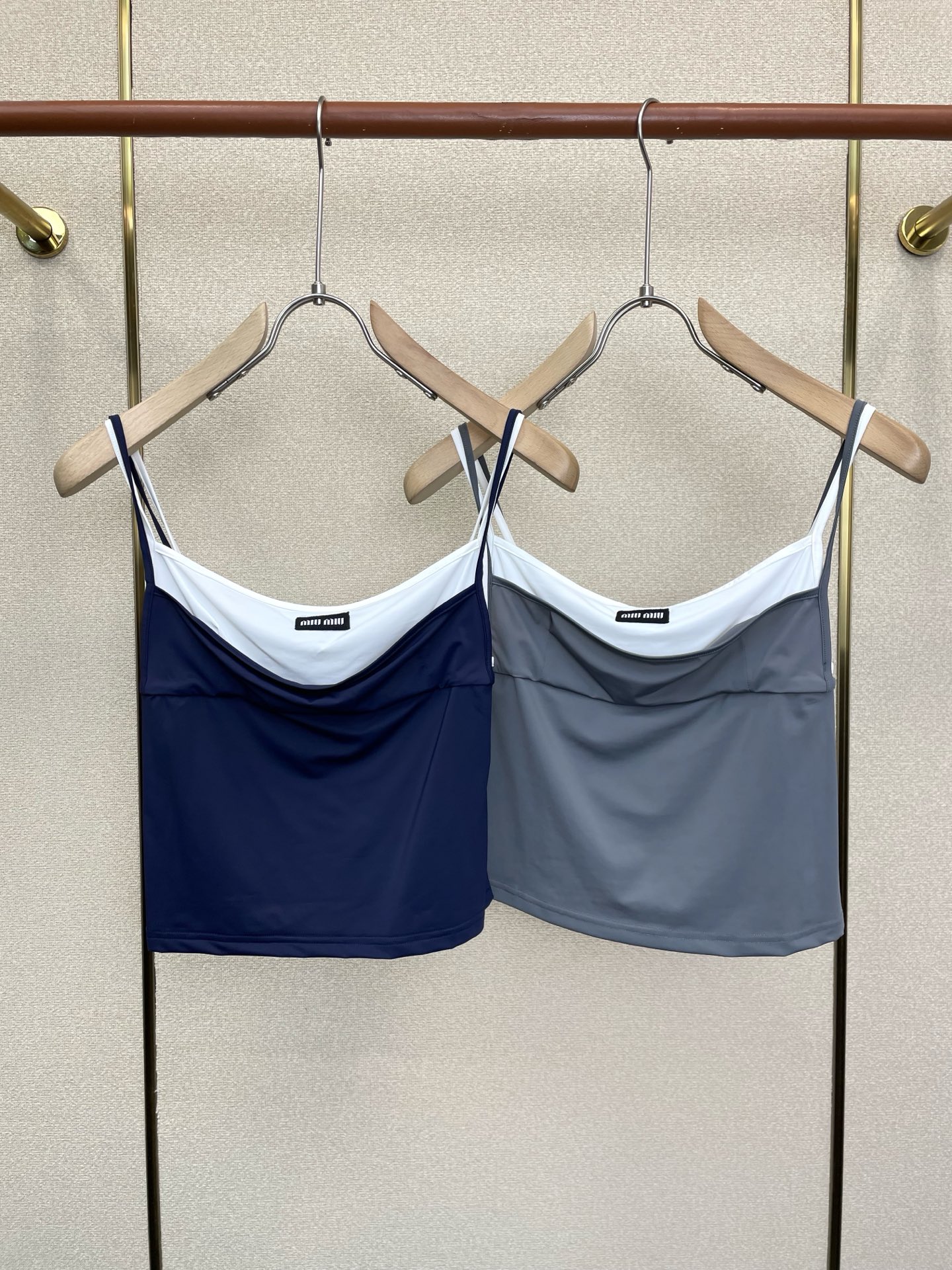 Miumiu谬谬👚砸锅卖铁都要上的新款👚新款女装休闲假两件吊带 高端版本！独特设计 专柜定制面料 透气舒适度高，细节无可