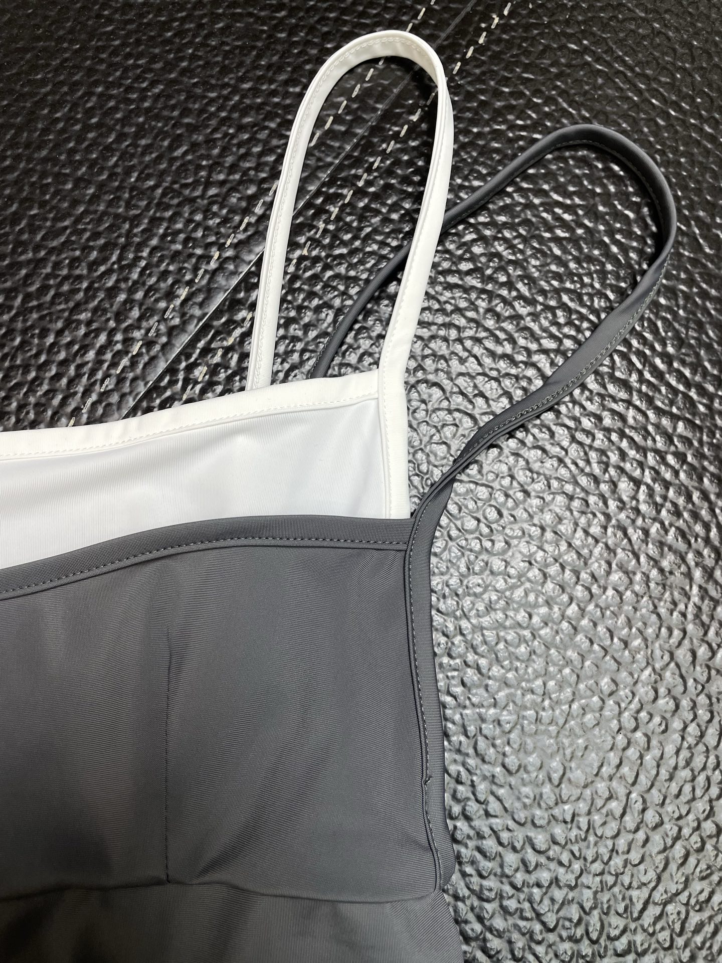 Miumiu谬谬👚砸锅卖铁都要上的新款👚新款女装休闲假两件吊带 高端版本！独特设计 专柜定制面料 透气舒适度高，细节无可